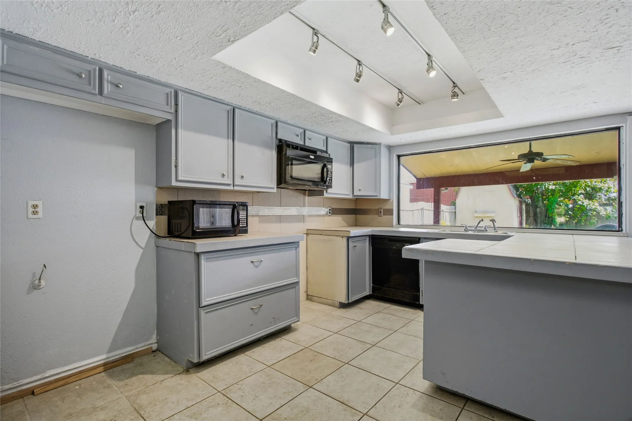 Single Family Residence For Rent in Denton County , 1518 Camelia Drive, Lewisville, Texas 75067, 4 Bedroom, 2 Bathroom, Garage spaces, 1,528 Sqft, built in 1973, mls#21326464, Real Estate Agent in Lewisville, Homes For Rent in Denton county, Homes For Rent in Lewisville, Realtor in Lewisville Texas, Real Estate Brokerage Independent Realty Texas, Luminita Cordes Realtor