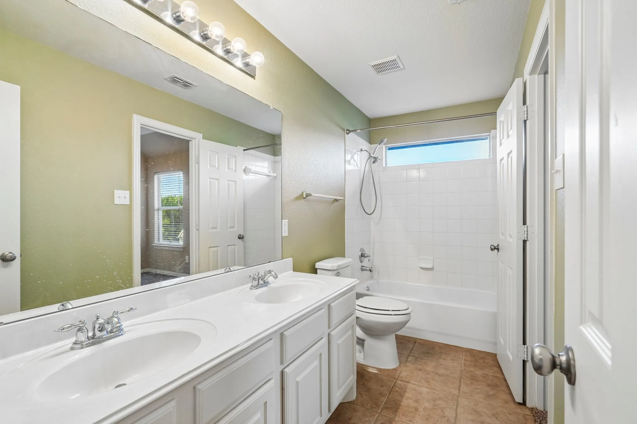 Single Family Residence For Sale in Rockwall County , 1150 Waterwood Circle, Rockwall, Texas 75087, 4 Bedroom, 4 Bathroom, 3 Garage spaces, 2,997 Sqft, built in 2005, mls#21324056, Real Estate Agent in Rockwall, Homes For Sale in Rockwall county, Homes For Sale in Rockwall, Realtor in Rockwall Texas, Real Estate Brokerage Independent Realty Texas, Luminita Cordes Realtor