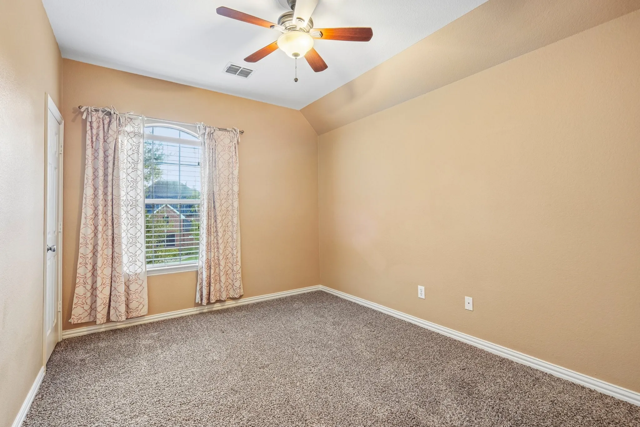 Single Family Residence For Sale in Rockwall County , 1150 Waterwood Circle, Rockwall, Texas 75087, 4 Bedroom, 4 Bathroom, 3 Garage spaces, 2,997 Sqft, built in 2005, mls#21324056, Real Estate Agent in Rockwall, Homes For Sale in Rockwall county, Homes For Sale in Rockwall, Realtor in Rockwall Texas, Real Estate Brokerage Independent Realty Texas, Luminita Cordes Realtor
