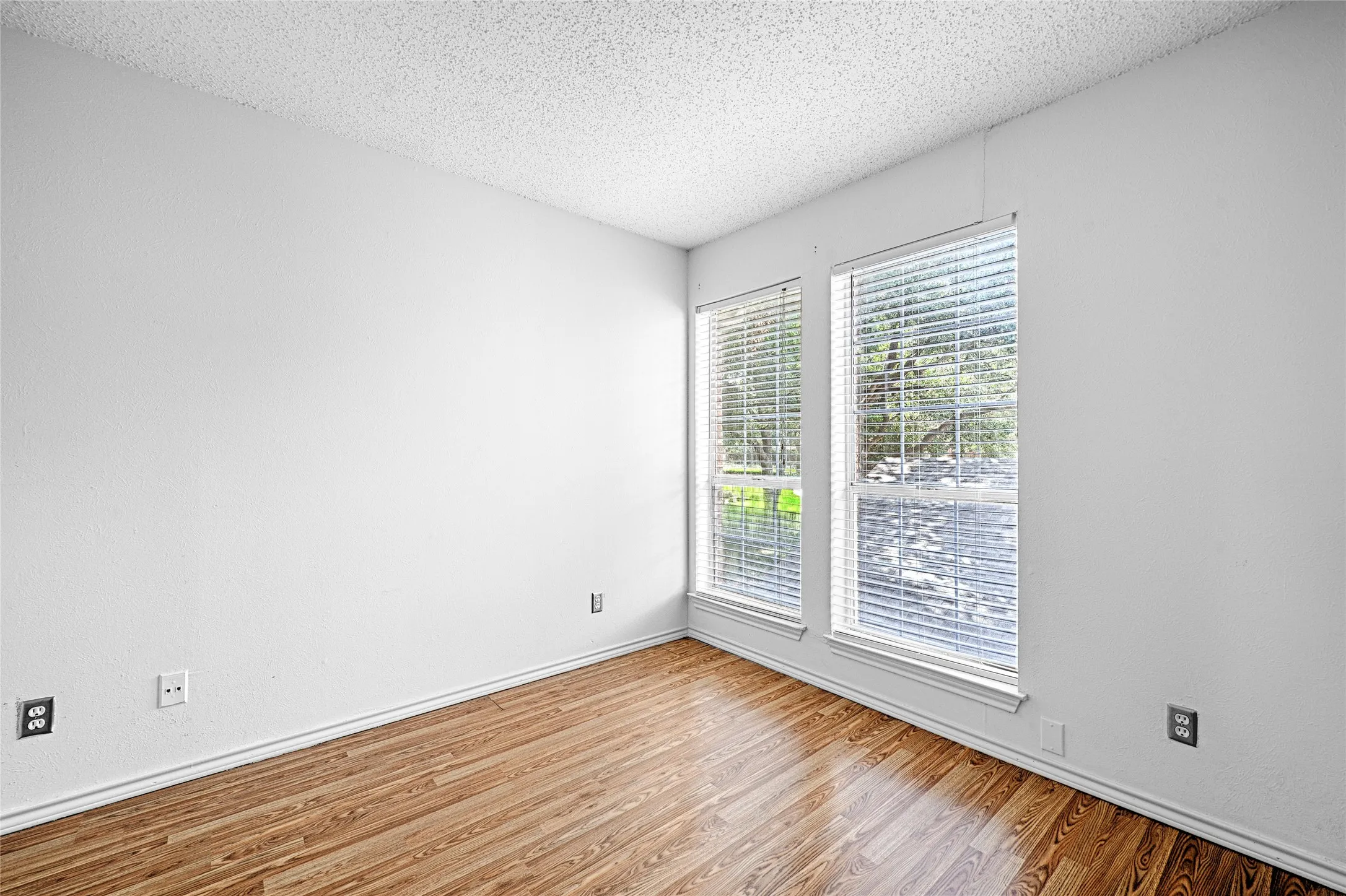 Condominium For Sale in Dallas County , 4067 Beltway Drive 122, Addison, Texas 75001, 2 Bedroom, 2 Bathroom, 1 Garage spaces, 952 Sqft, built in 1982, mls#21326442, Real Estate Agent in Addison, Homes For Sale in Dallas county, Homes For Sale in Addison, Realtor in Addison Texas, Real Estate Brokerage Independent Realty Texas, Luminita Cordes Realtor
