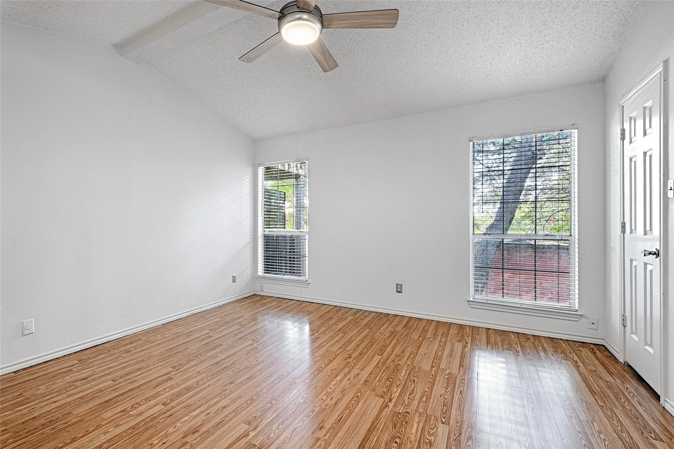 Condominium For Sale in Dallas County , 4067 Beltway Drive 122, Addison, Texas 75001, 2 Bedroom, 2 Bathroom, 1 Garage spaces, 952 Sqft, built in 1982, mls#21326442, Real Estate Agent in Addison, Homes For Sale in Dallas county, Homes For Sale in Addison, Realtor in Addison Texas, Real Estate Brokerage Independent Realty Texas, Luminita Cordes Realtor