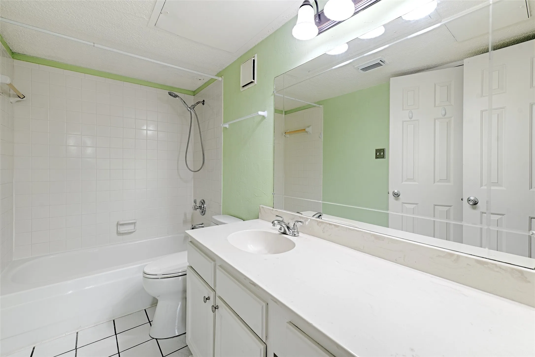 Condominium For Sale in Dallas County , 4067 Beltway Drive 122, Addison, Texas 75001, 2 Bedroom, 2 Bathroom, 1 Garage spaces, 952 Sqft, built in 1982, mls#21326442, Real Estate Agent in Addison, Homes For Sale in Dallas county, Homes For Sale in Addison, Realtor in Addison Texas, Real Estate Brokerage Independent Realty Texas, Luminita Cordes Realtor