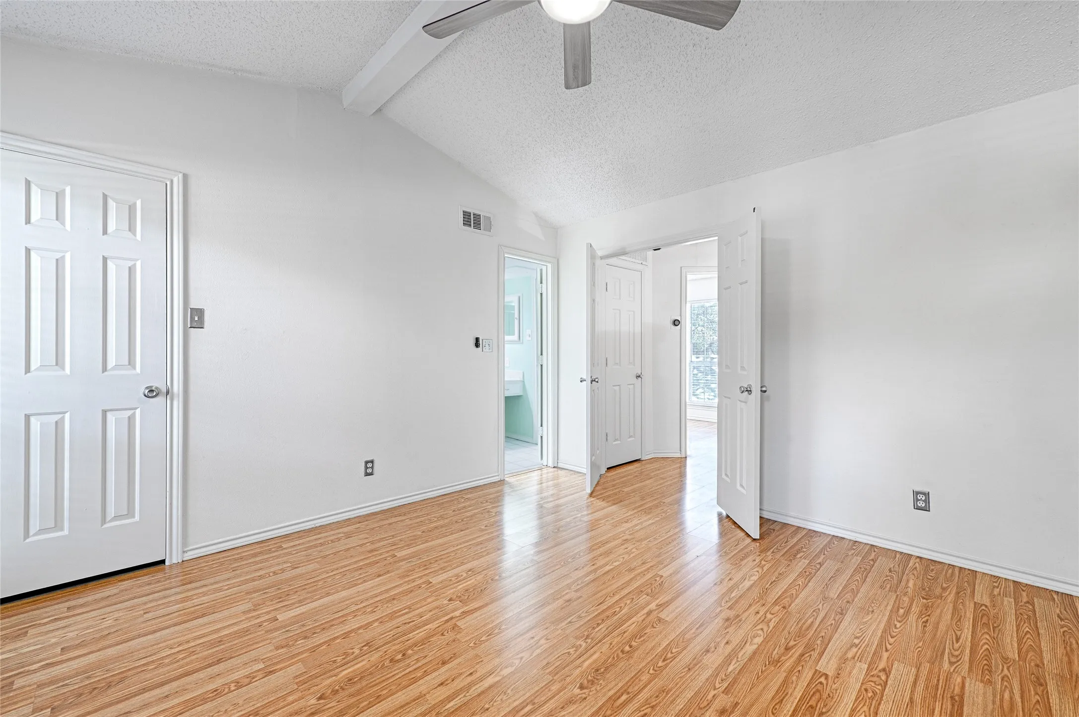 Condominium For Sale in Dallas County , 4067 Beltway Drive 122, Addison, Texas 75001, 2 Bedroom, 2 Bathroom, 1 Garage spaces, 952 Sqft, built in 1982, mls#21326442, Real Estate Agent in Addison, Homes For Sale in Dallas county, Homes For Sale in Addison, Realtor in Addison Texas, Real Estate Brokerage Independent Realty Texas, Luminita Cordes Realtor