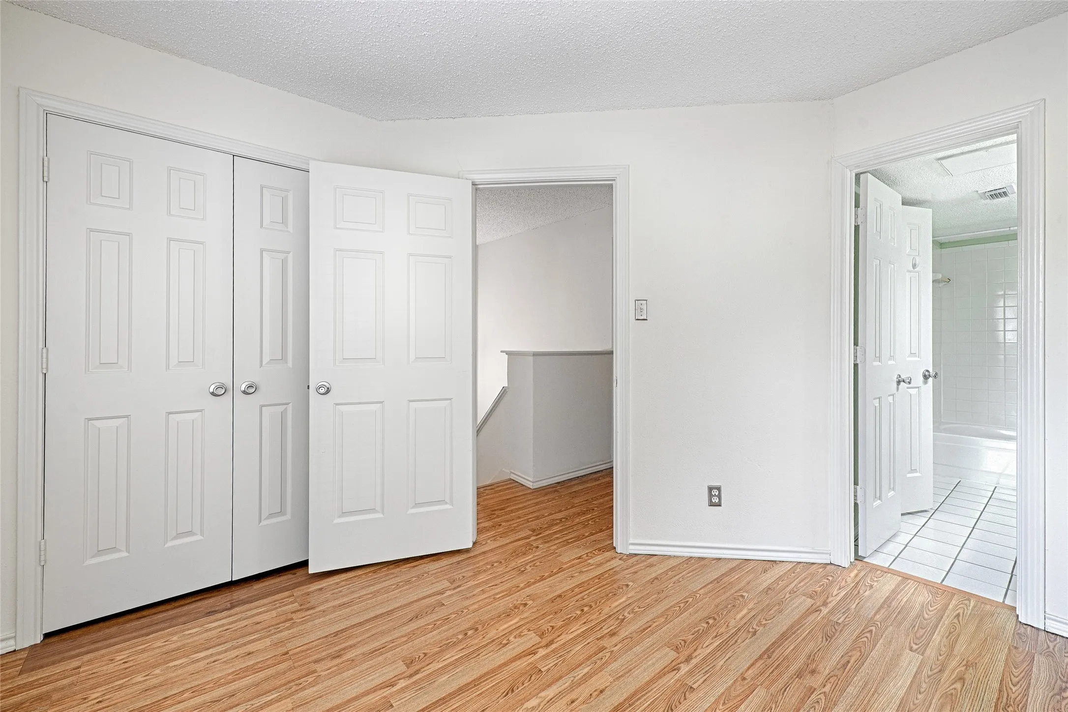 Condominium For Sale in Dallas County , 4067 Beltway Drive 122, Addison, Texas 75001, 2 Bedroom, 2 Bathroom, 1 Garage spaces, 952 Sqft, built in 1982, mls#21326442, Real Estate Agent in Addison, Homes For Sale in Dallas county, Homes For Sale in Addison, Realtor in Addison Texas, Real Estate Brokerage Independent Realty Texas, Luminita Cordes Realtor