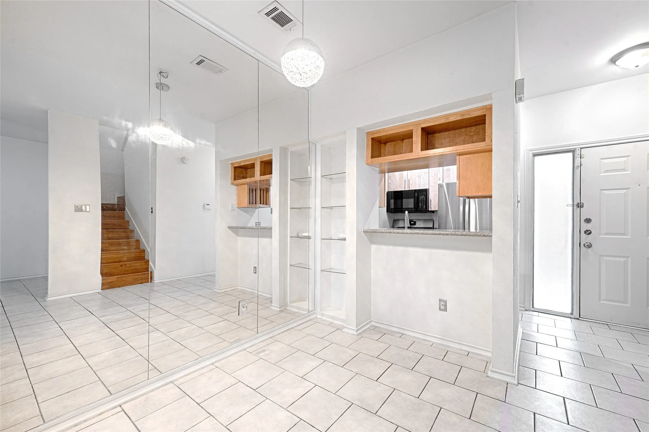 Condominium For Sale in Dallas County , 4067 Beltway Drive 122, Addison, Texas 75001, 2 Bedroom, 2 Bathroom, 1 Garage spaces, 952 Sqft, built in 1982, mls#21326442, Real Estate Agent in Addison, Homes For Sale in Dallas county, Homes For Sale in Addison, Realtor in Addison Texas, Real Estate Brokerage Independent Realty Texas, Luminita Cordes Realtor