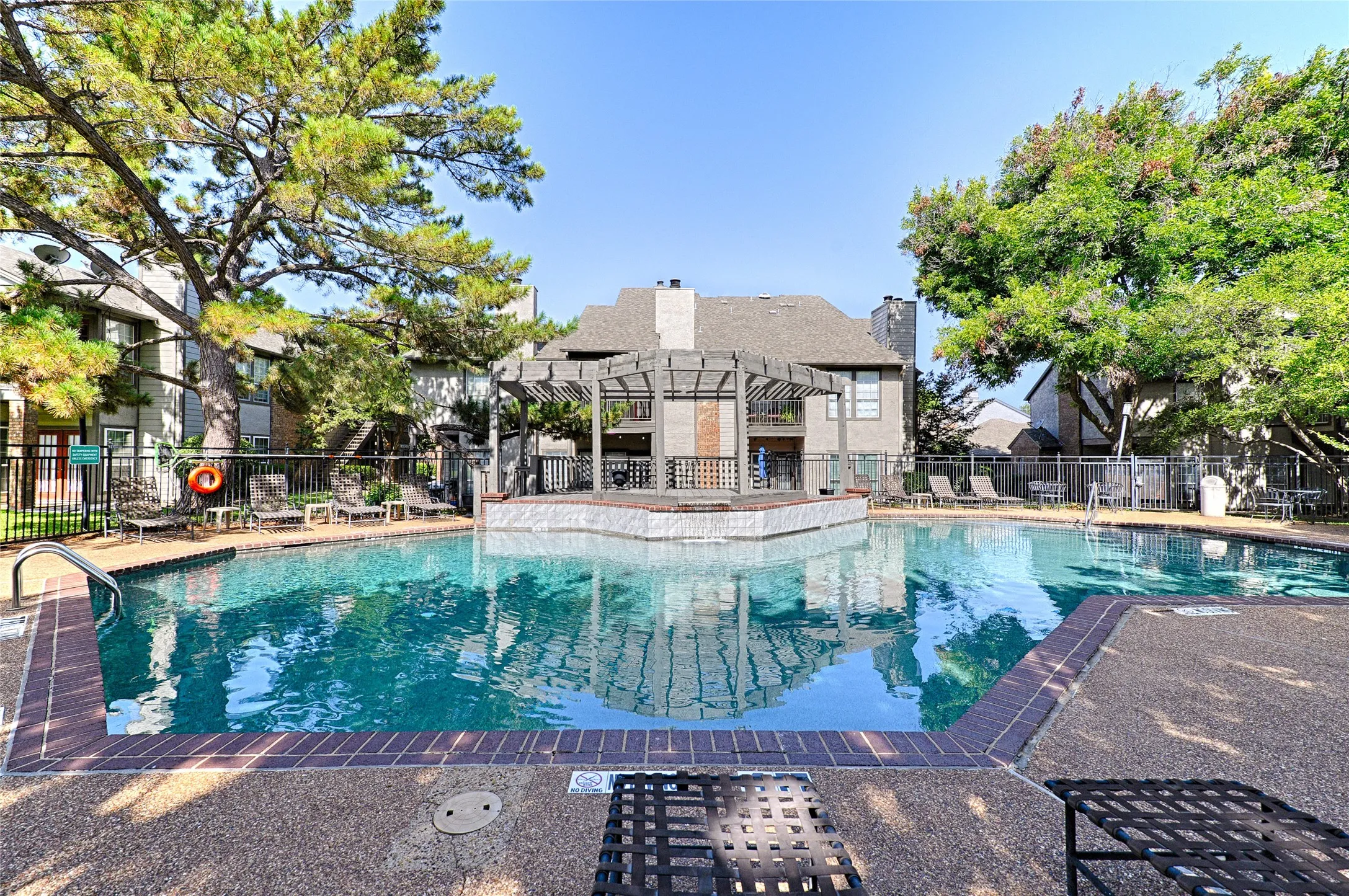 Condominium For Sale in Dallas County , 4067 Beltway Drive 122, Addison, Texas 75001, 2 Bedroom, 2 Bathroom, 1 Garage spaces, 952 Sqft, built in 1982, mls#21326442, Real Estate Agent in Addison, Homes For Sale in Dallas county, Homes For Sale in Addison, Realtor in Addison Texas, Real Estate Brokerage Independent Realty Texas, Luminita Cordes Realtor