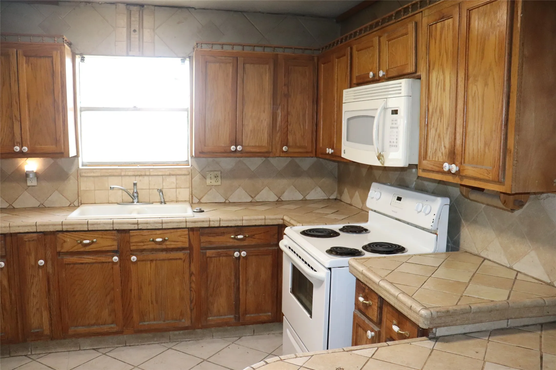 Single Family Residence For Sale in Hunt County , 2509 Ridgecrest, Caddo Mills, Texas 75135, 2 Bedroom, 2 Bathroom, 1 Garage spaces, 1,140 Sqft, built in 1975, mls#21325265, Real Estate Agent in Caddo Mills, Homes For Sale in Hunt county, Homes For Sale in Caddo Mills, Realtor in Caddo Mills Texas, Real Estate Brokerage Independent Realty Texas, Luminita Cordes Realtor