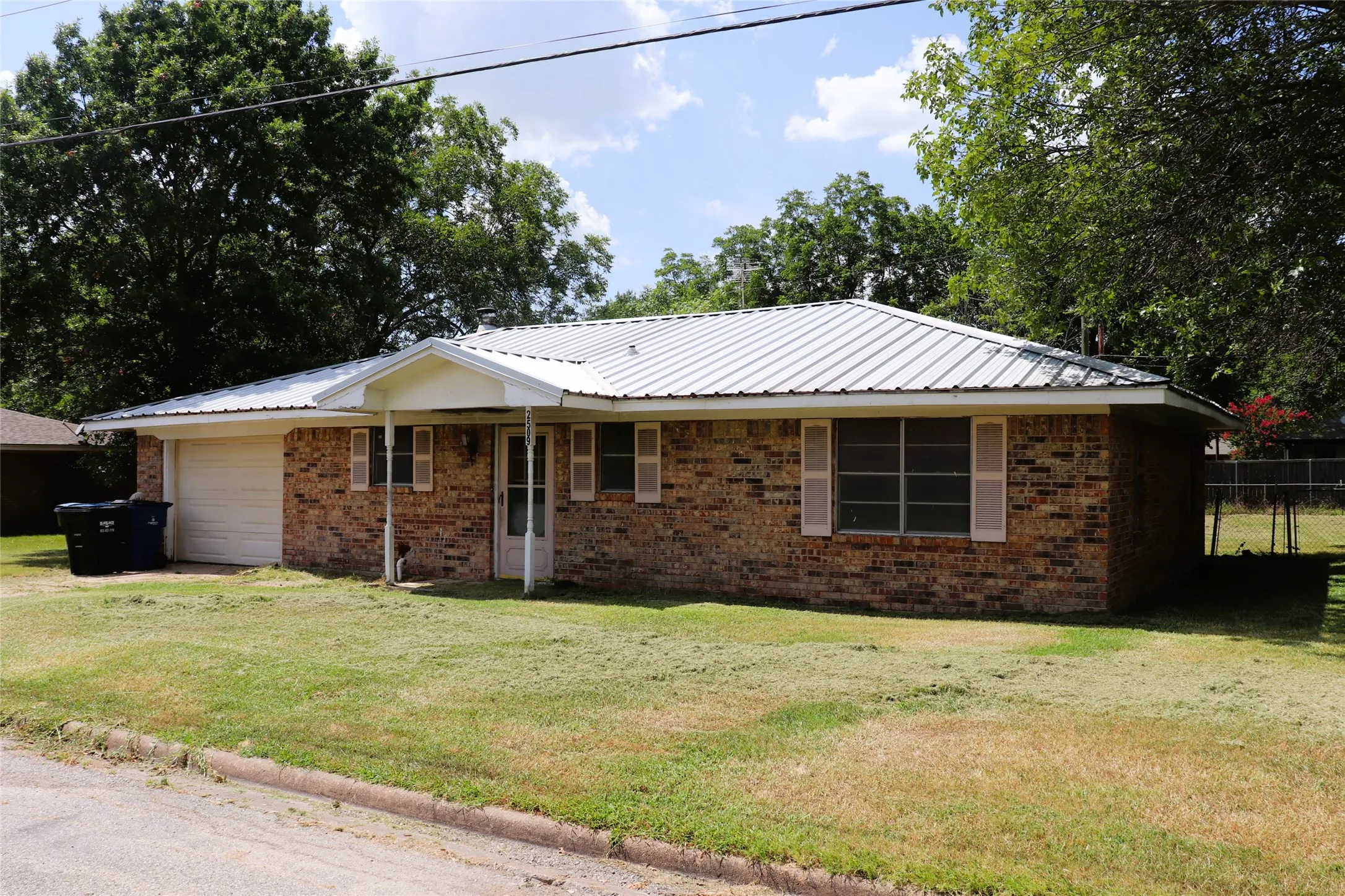 Single Family Residence For Sale in Hunt County , 2509 Ridgecrest, Caddo Mills, Texas 75135, 2 Bedroom, 2 Bathroom, 1 Garage spaces, 1,140 Sqft, built in 1975, mls#21325265, Real Estate Agent in Caddo Mills, Homes For Sale in Hunt county, Homes For Sale in Caddo Mills, Realtor in Caddo Mills Texas, Real Estate Brokerage Independent Realty Texas, Luminita Cordes Realtor