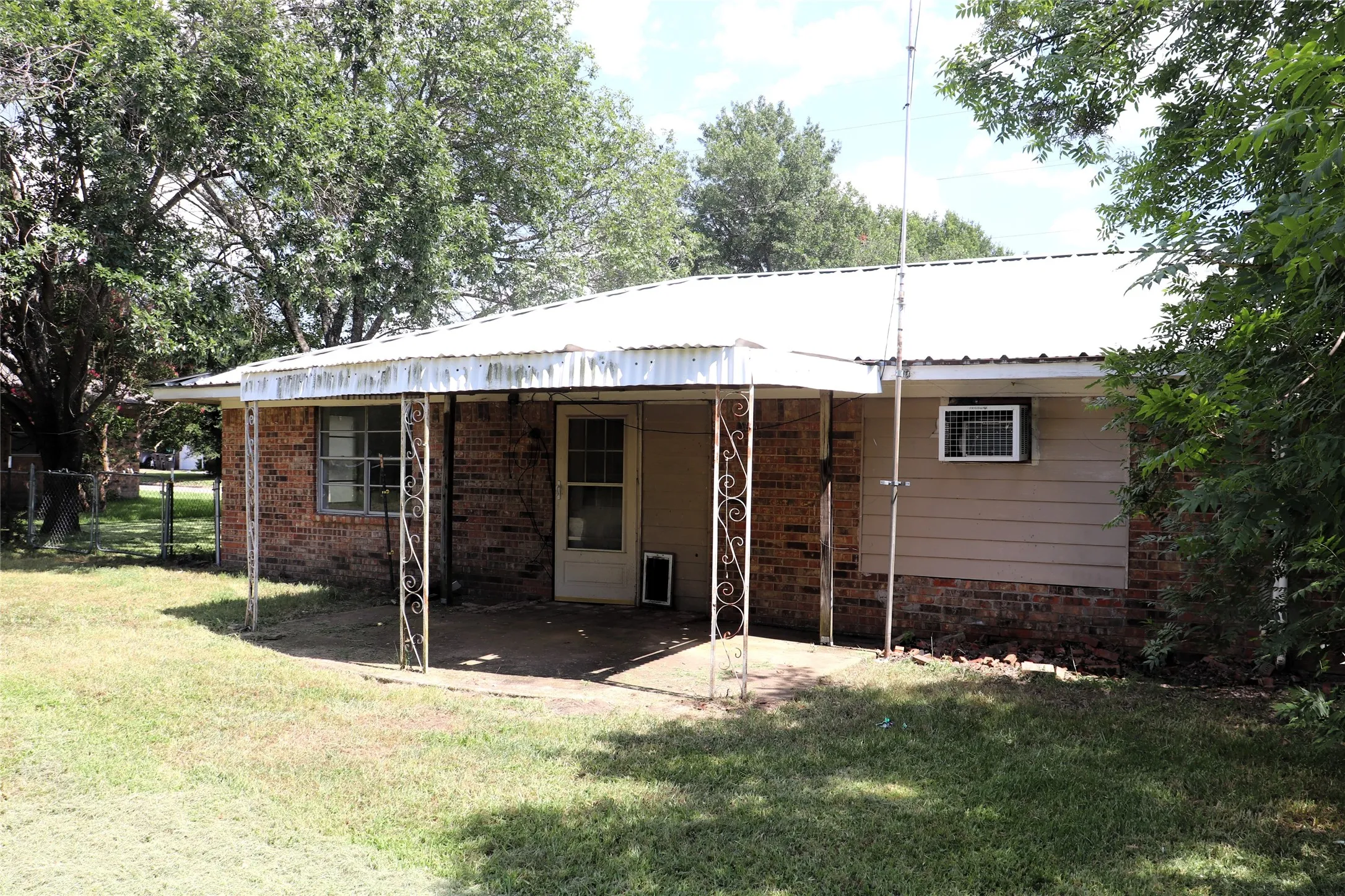 Single Family Residence For Sale in Hunt County , 2509 Ridgecrest, Caddo Mills, Texas 75135, 2 Bedroom, 2 Bathroom, 1 Garage spaces, 1,140 Sqft, built in 1975, mls#21325265, Real Estate Agent in Caddo Mills, Homes For Sale in Hunt county, Homes For Sale in Caddo Mills, Realtor in Caddo Mills Texas, Real Estate Brokerage Independent Realty Texas, Luminita Cordes Realtor