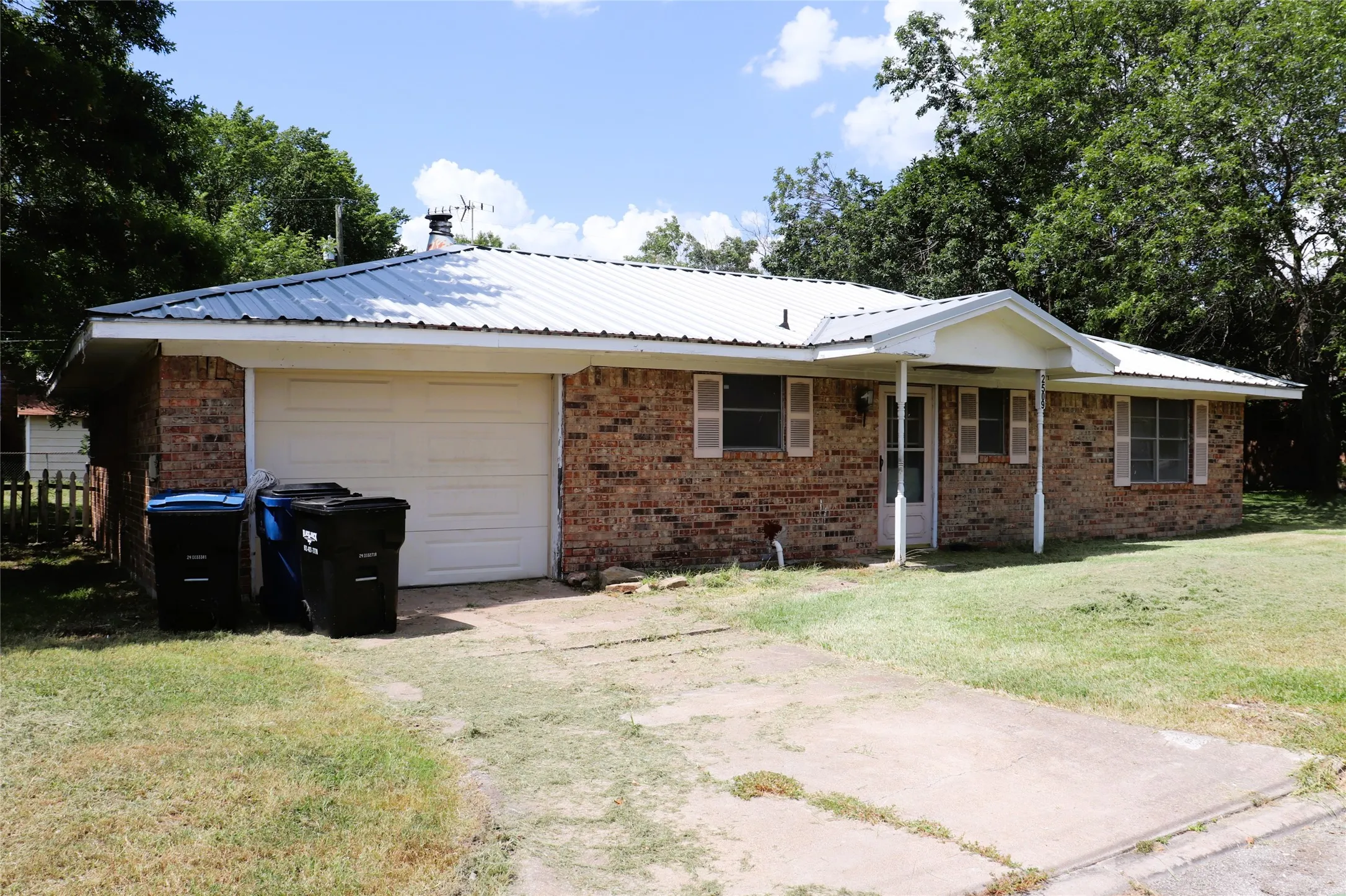 Single Family Residence For Sale in Hunt County , 2509 Ridgecrest, Caddo Mills, Texas 75135, 2 Bedroom, 2 Bathroom, 1 Garage spaces, 1,140 Sqft, built in 1975, mls#21325265, Real Estate Agent in Caddo Mills, Homes For Sale in Hunt county, Homes For Sale in Caddo Mills, Realtor in Caddo Mills Texas, Real Estate Brokerage Independent Realty Texas, Luminita Cordes Realtor