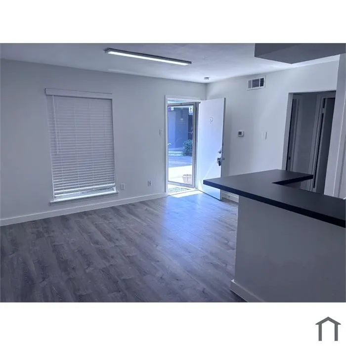 Apartment For Rent in Dallas County , 2707 Shelby Avenue, Dallas, Texas 75219, 1 Bedroom, 1 Bathroom, 1 Garage spaces, 540 Sqft, built in 1964, Price $1,100, mls#21326492, Real Estate Agent in Dallas, Homes For Rent in Dallas county, Homes For Rent in Dallas, Realtor in Dallas Texas, Real Estate Brokerage Independent Realty Texas, Luminita Cordes Realtor