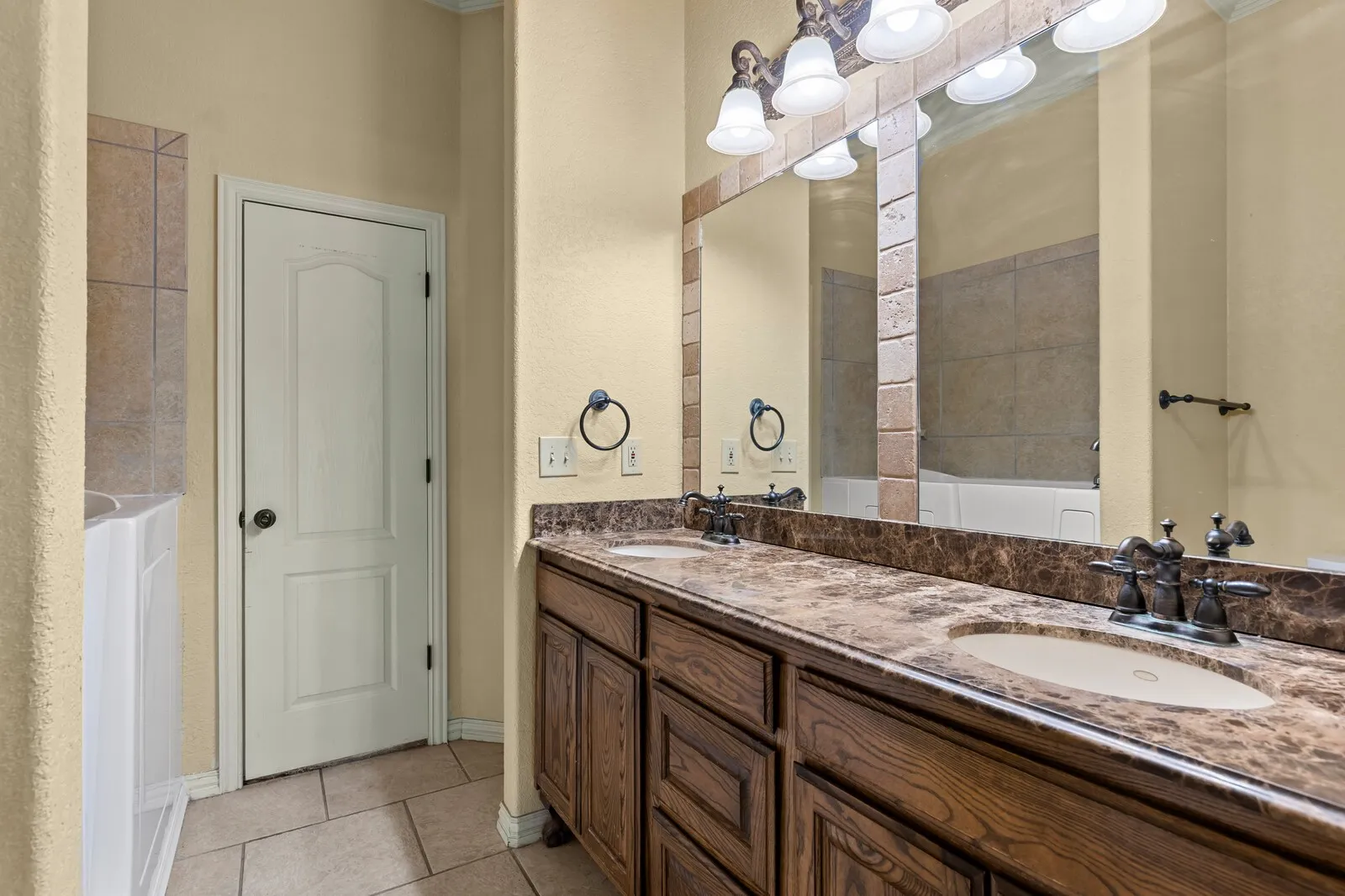 Single Family Residence For Sale in Mc Lennan County , 610 Vanishing Oaks Drive, Crawford, Texas 76638, 4 Bedroom, 2 Bathroom, 3 Garage spaces, 2,700 Sqft, built in 2004, mls#21325089, Real Estate Agent in Crawford, Homes For Sale in Mc Lennan county, Homes For Sale in Crawford, Realtor in Crawford Texas, Real Estate Brokerage Independent Realty Texas, Luminita Cordes Realtor