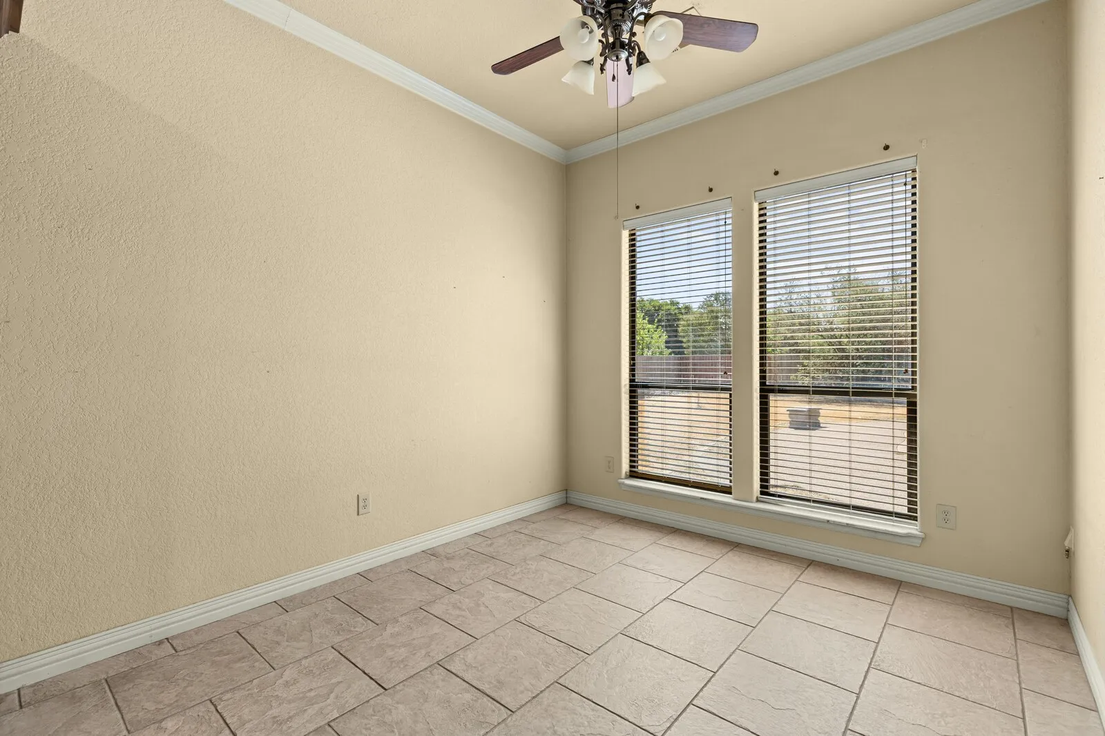 Single Family Residence For Sale in Mc Lennan County , 610 Vanishing Oaks Drive, Crawford, Texas 76638, 4 Bedroom, 2 Bathroom, 3 Garage spaces, 2,700 Sqft, built in 2004, mls#21325089, Real Estate Agent in Crawford, Homes For Sale in Mc Lennan county, Homes For Sale in Crawford, Realtor in Crawford Texas, Real Estate Brokerage Independent Realty Texas, Luminita Cordes Realtor