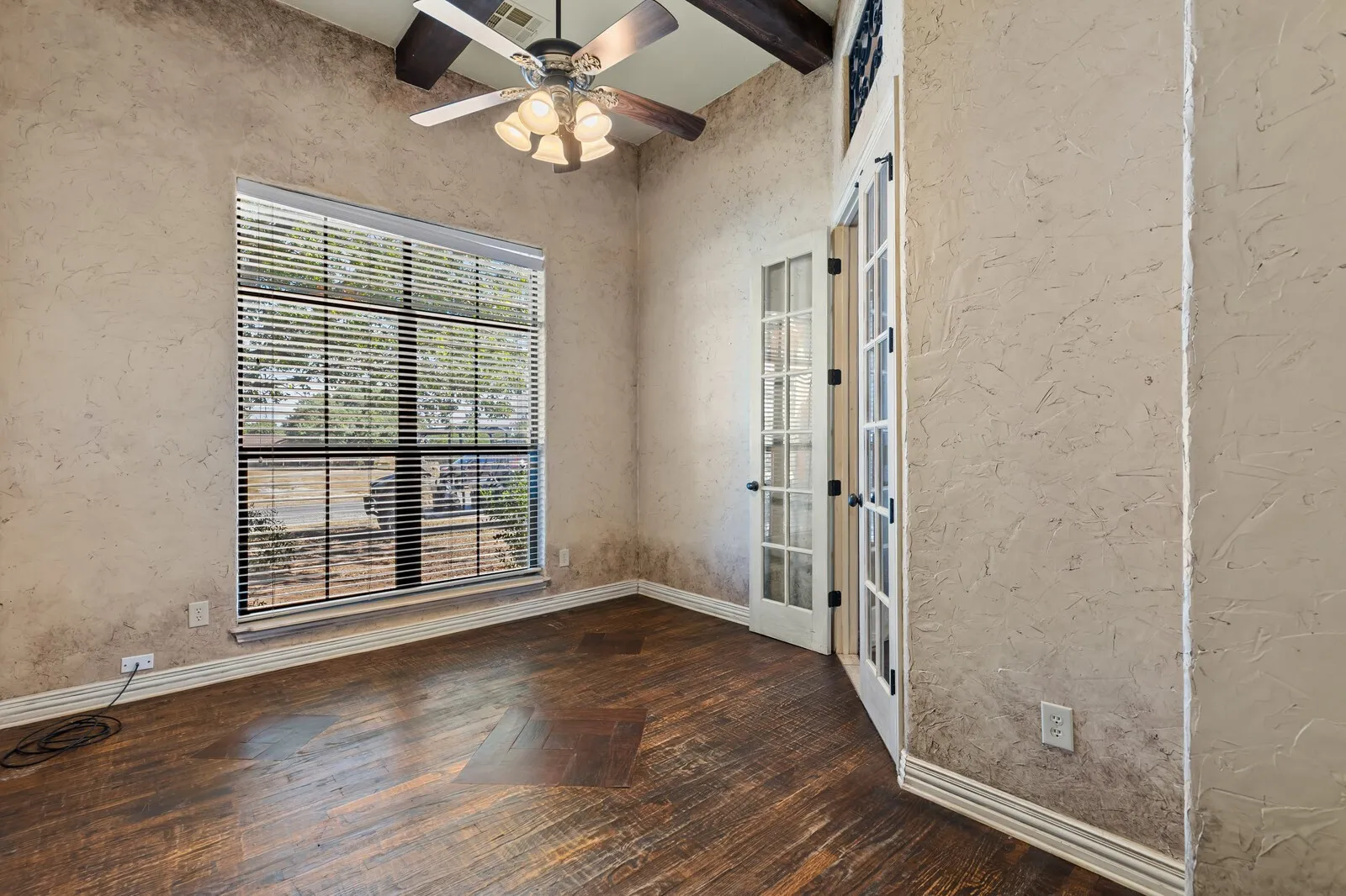 Single Family Residence For Sale in Mc Lennan County , 610 Vanishing Oaks Drive, Crawford, Texas 76638, 4 Bedroom, 2 Bathroom, 3 Garage spaces, 2,700 Sqft, built in 2004, mls#21325089, Real Estate Agent in Crawford, Homes For Sale in Mc Lennan county, Homes For Sale in Crawford, Realtor in Crawford Texas, Real Estate Brokerage Independent Realty Texas, Luminita Cordes Realtor