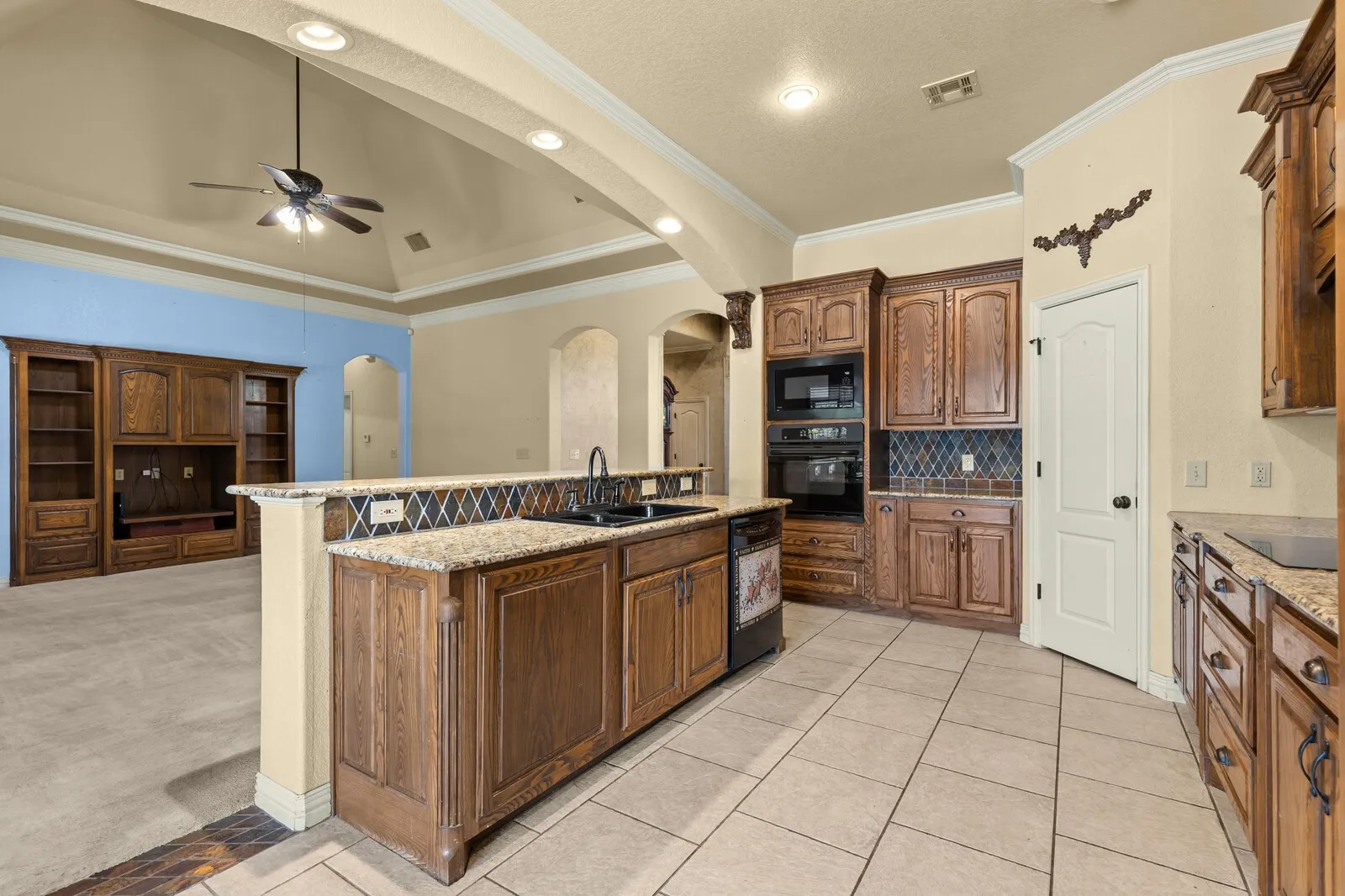 Single Family Residence For Sale in Mc Lennan County , 610 Vanishing Oaks Drive, Crawford, Texas 76638, 4 Bedroom, 2 Bathroom, 3 Garage spaces, 2,700 Sqft, built in 2004, mls#21325089, Real Estate Agent in Crawford, Homes For Sale in Mc Lennan county, Homes For Sale in Crawford, Realtor in Crawford Texas, Real Estate Brokerage Independent Realty Texas, Luminita Cordes Realtor