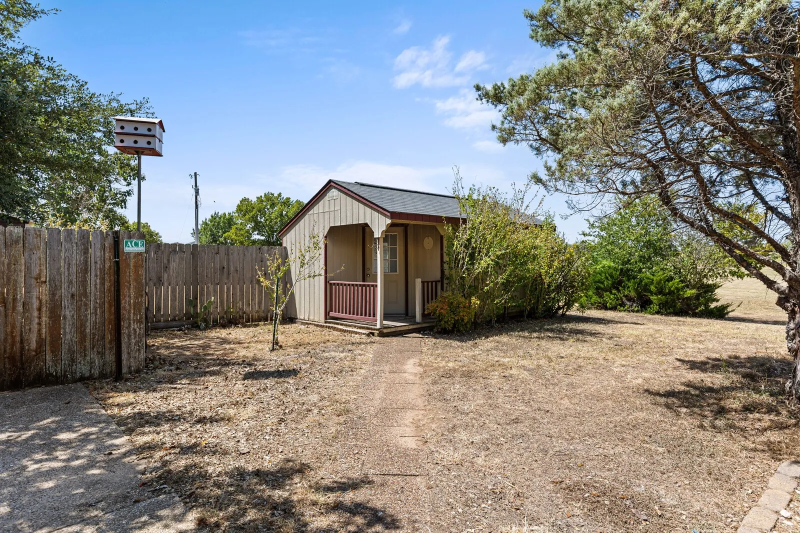 Single Family Residence For Sale in Mc Lennan County , 610 Vanishing Oaks Drive, Crawford, Texas 76638, 4 Bedroom, 2 Bathroom, 3 Garage spaces, 2,700 Sqft, built in 2004, mls#21325089, Real Estate Agent in Crawford, Homes For Sale in Mc Lennan county, Homes For Sale in Crawford, Realtor in Crawford Texas, Real Estate Brokerage Independent Realty Texas, Luminita Cordes Realtor