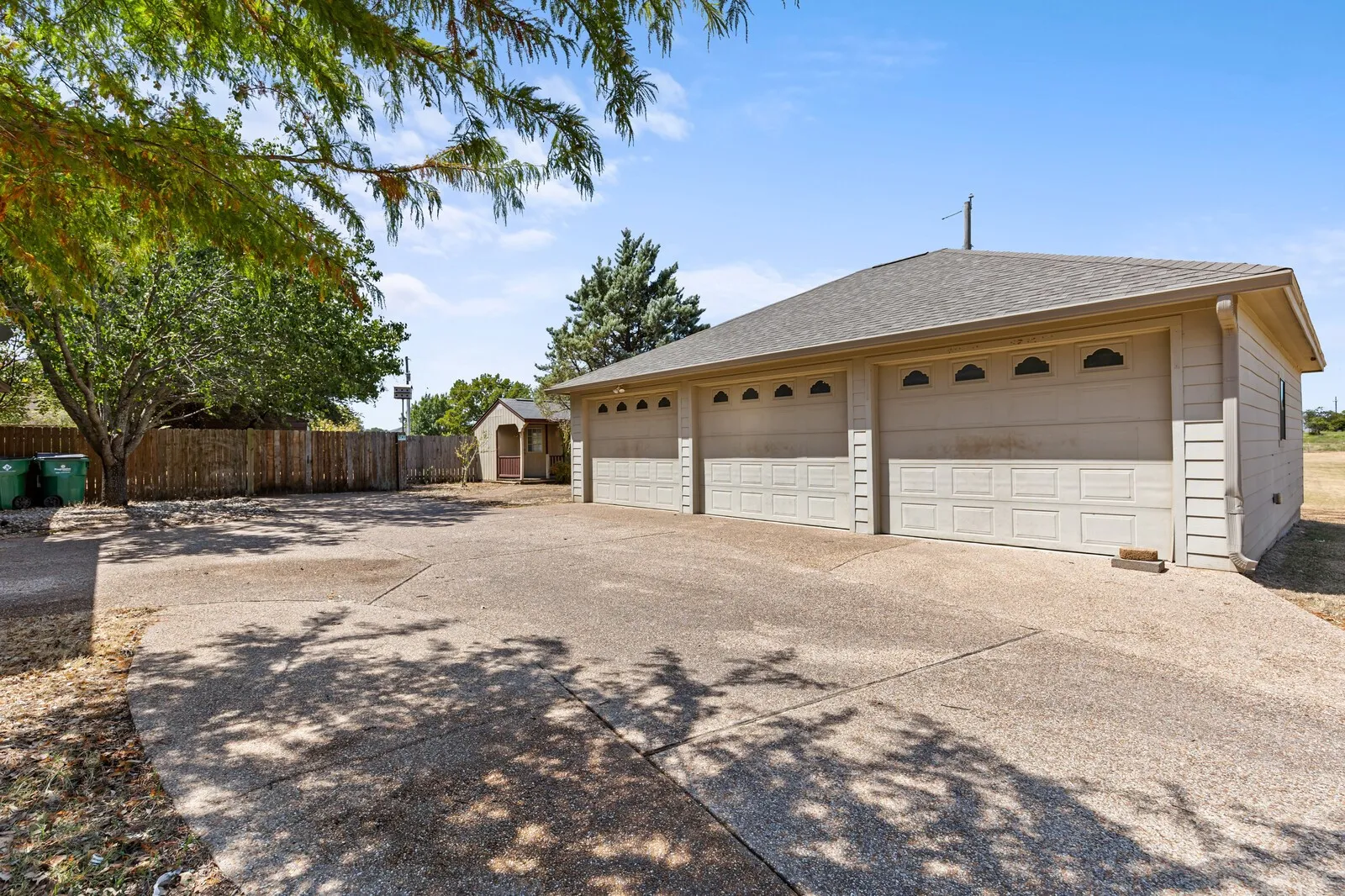 Single Family Residence For Sale in Mc Lennan County , 610 Vanishing Oaks Drive, Crawford, Texas 76638, 4 Bedroom, 2 Bathroom, 3 Garage spaces, 2,700 Sqft, built in 2004, mls#21325089, Real Estate Agent in Crawford, Homes For Sale in Mc Lennan county, Homes For Sale in Crawford, Realtor in Crawford Texas, Real Estate Brokerage Independent Realty Texas, Luminita Cordes Realtor