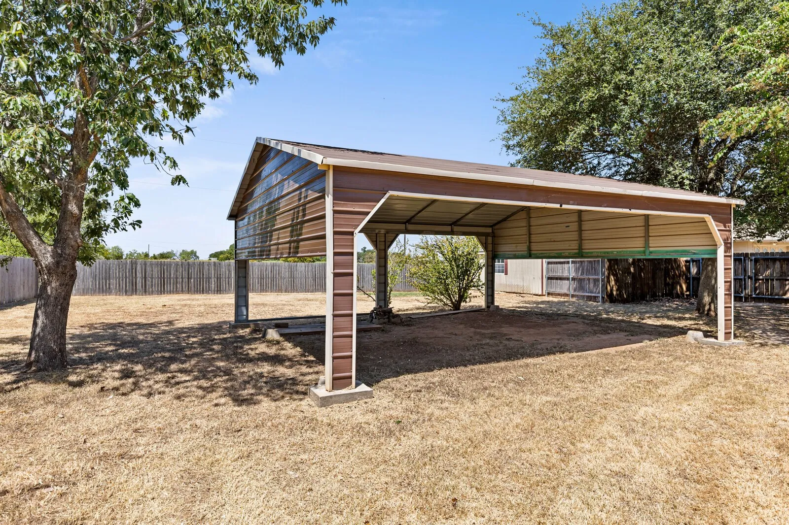Single Family Residence For Sale in Mc Lennan County , 610 Vanishing Oaks Drive, Crawford, Texas 76638, 4 Bedroom, 2 Bathroom, 3 Garage spaces, 2,700 Sqft, built in 2004, mls#21325089, Real Estate Agent in Crawford, Homes For Sale in Mc Lennan county, Homes For Sale in Crawford, Realtor in Crawford Texas, Real Estate Brokerage Independent Realty Texas, Luminita Cordes Realtor