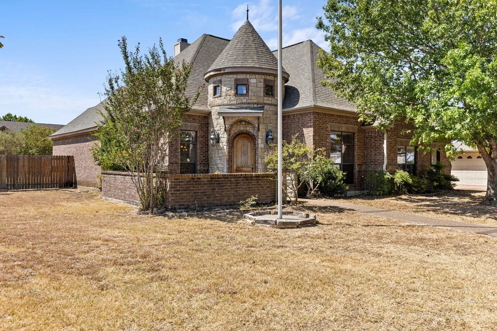 Single Family Residence For Sale in Mc Lennan County , 610 Vanishing Oaks Drive, Crawford, Texas 76638, 4 Bedroom, 2 Bathroom, 3 Garage spaces, 2,700 Sqft, built in 2004, mls#21325089, Real Estate Agent in Crawford, Homes For Sale in Mc Lennan county, Homes For Sale in Crawford, Realtor in Crawford Texas, Real Estate Brokerage Independent Realty Texas, Luminita Cordes Realtor