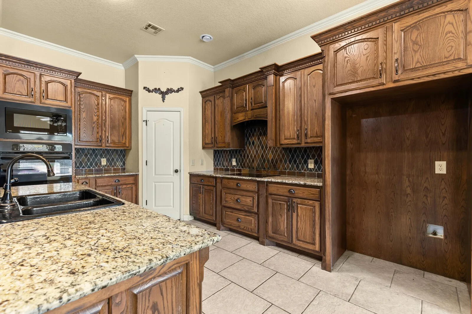 Single Family Residence For Sale in Mc Lennan County , 610 Vanishing Oaks Drive, Crawford, Texas 76638, 4 Bedroom, 2 Bathroom, 3 Garage spaces, 2,700 Sqft, built in 2004, mls#21325089, Real Estate Agent in Crawford, Homes For Sale in Mc Lennan county, Homes For Sale in Crawford, Realtor in Crawford Texas, Real Estate Brokerage Independent Realty Texas, Luminita Cordes Realtor