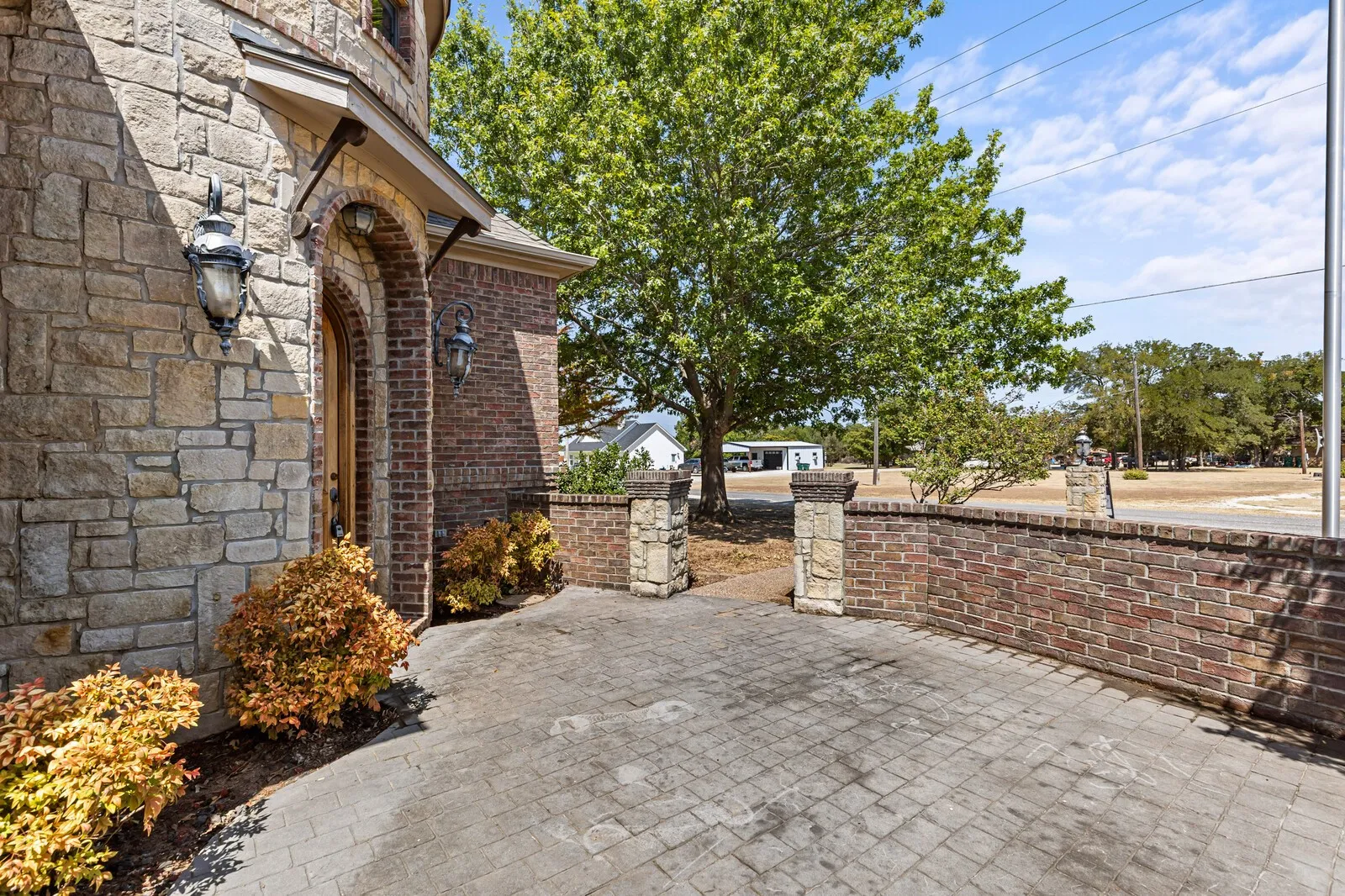 Single Family Residence For Sale in Mc Lennan County , 610 Vanishing Oaks Drive, Crawford, Texas 76638, 4 Bedroom, 2 Bathroom, 3 Garage spaces, 2,700 Sqft, built in 2004, mls#21325089, Real Estate Agent in Crawford, Homes For Sale in Mc Lennan county, Homes For Sale in Crawford, Realtor in Crawford Texas, Real Estate Brokerage Independent Realty Texas, Luminita Cordes Realtor