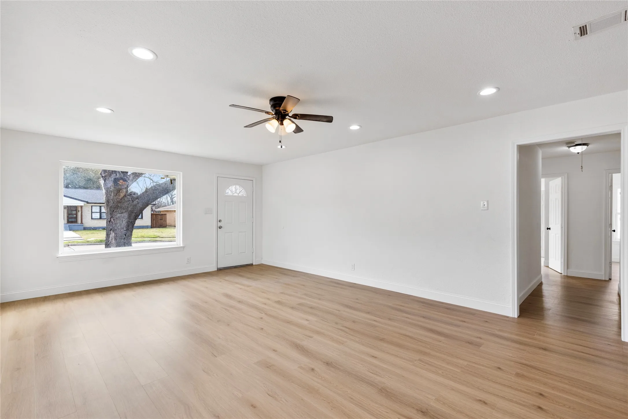 Single Family Residence For Sale in Dallas County , 3309 Tennessee Avenue, Dallas, Texas 75224, 4 Bedroom, 2 Bathroom, 2 Garage spaces, 2,021 Sqft, built in 1951, mls#21324096, Real Estate Agent in Dallas, Homes For Sale in Dallas county, Homes For Sale in Dallas, Realtor in Dallas Texas, Real Estate Brokerage Independent Realty Texas, Luminita Cordes Realtor