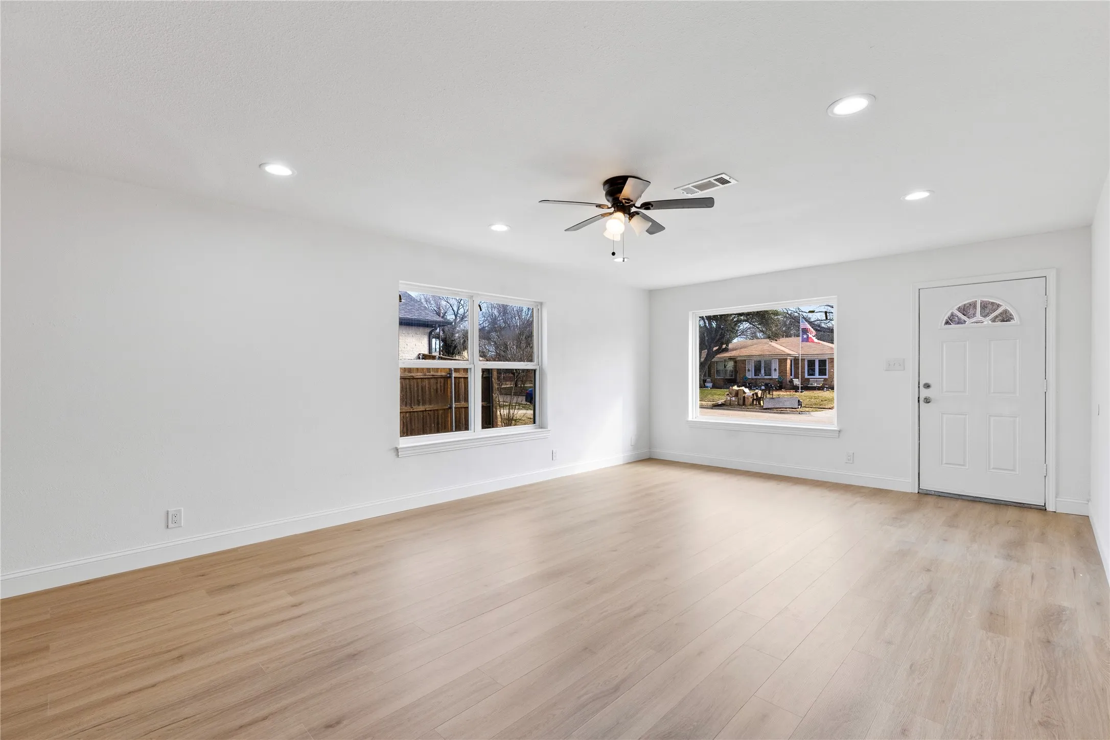 Single Family Residence For Sale in Dallas County , 3309 Tennessee Avenue, Dallas, Texas 75224, 4 Bedroom, 2 Bathroom, 2 Garage spaces, 2,021 Sqft, built in 1951, mls#21324096, Real Estate Agent in Dallas, Homes For Sale in Dallas county, Homes For Sale in Dallas, Realtor in Dallas Texas, Real Estate Brokerage Independent Realty Texas, Luminita Cordes Realtor