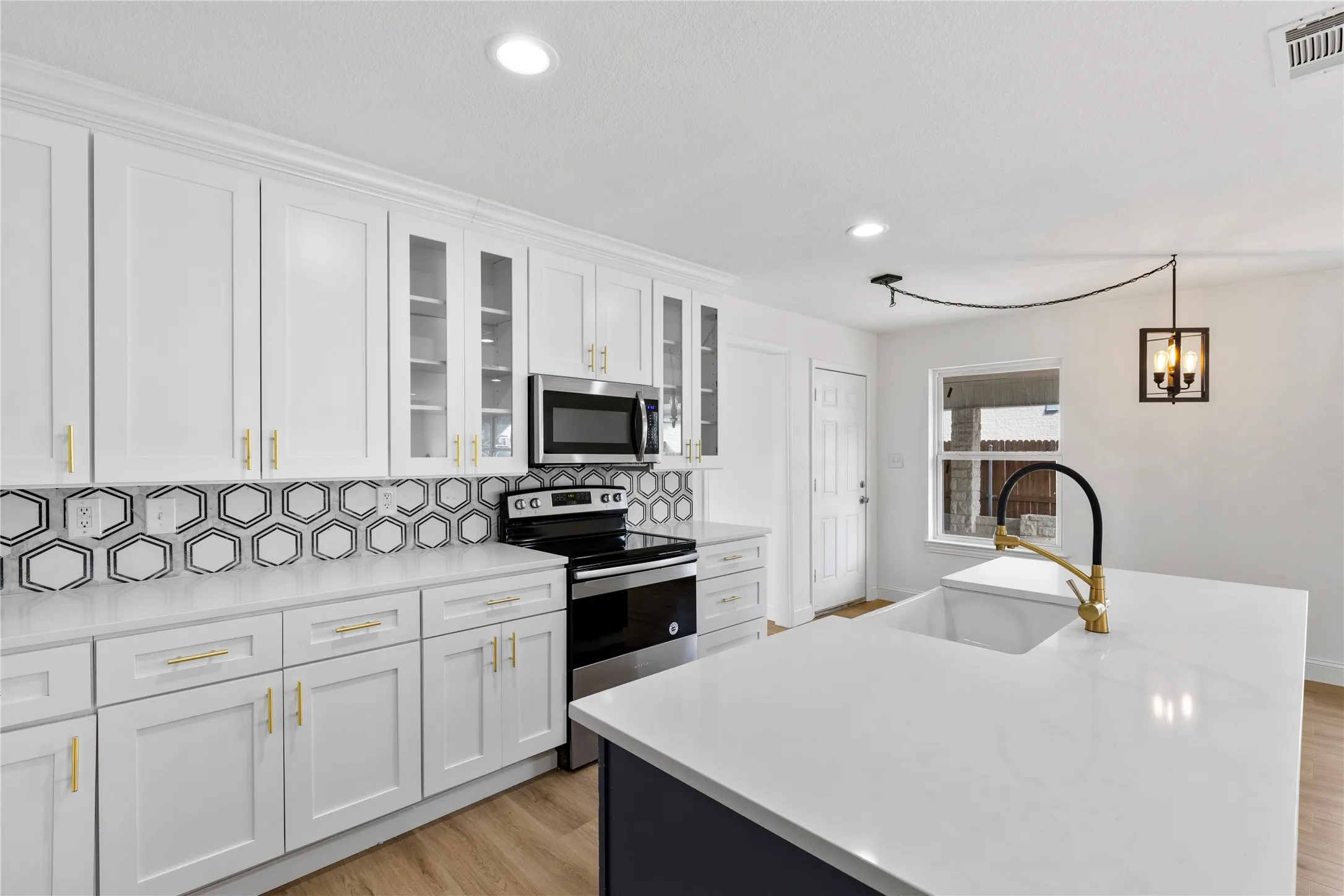 Single Family Residence For Sale in Dallas County , 3309 Tennessee Avenue, Dallas, Texas 75224, 4 Bedroom, 2 Bathroom, 2 Garage spaces, 2,021 Sqft, built in 1951, mls#21324096, Real Estate Agent in Dallas, Homes For Sale in Dallas county, Homes For Sale in Dallas, Realtor in Dallas Texas, Real Estate Brokerage Independent Realty Texas, Luminita Cordes Realtor