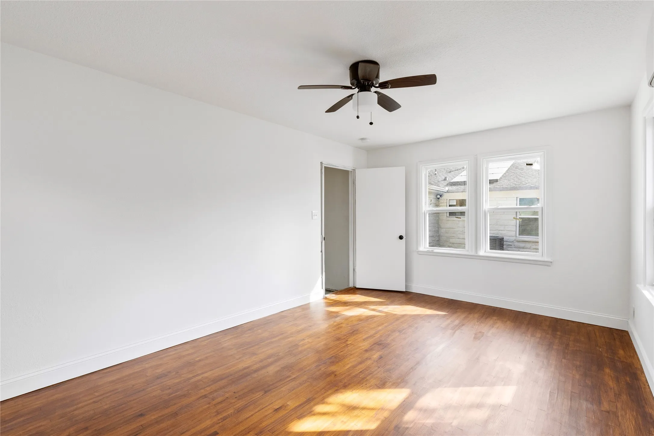 Single Family Residence For Sale in Dallas County , 3309 Tennessee Avenue, Dallas, Texas 75224, 4 Bedroom, 2 Bathroom, 2 Garage spaces, 2,021 Sqft, built in 1951, mls#21324096, Real Estate Agent in Dallas, Homes For Sale in Dallas county, Homes For Sale in Dallas, Realtor in Dallas Texas, Real Estate Brokerage Independent Realty Texas, Luminita Cordes Realtor