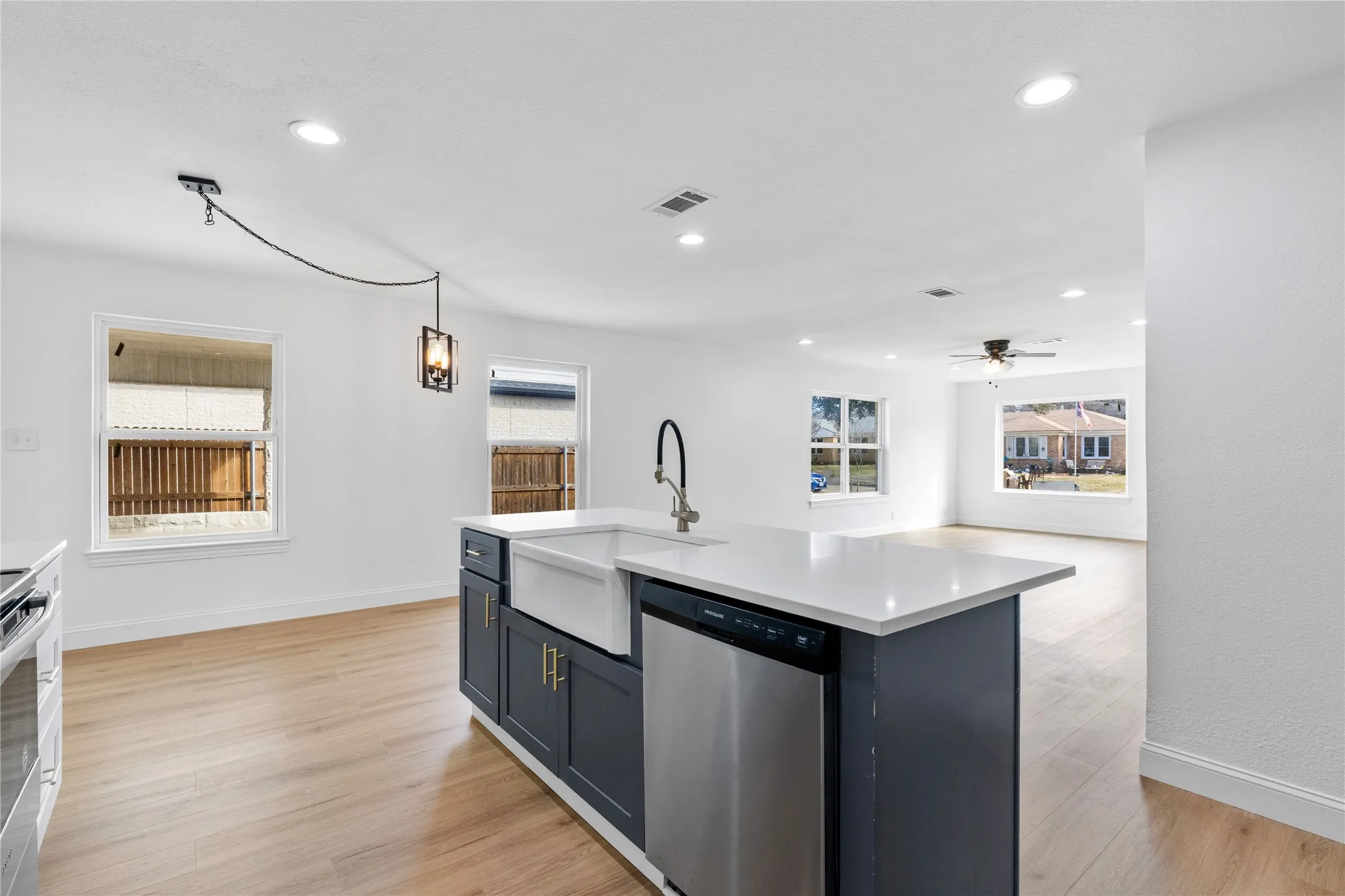 Single Family Residence For Sale in Dallas County , 3309 Tennessee Avenue, Dallas, Texas 75224, 4 Bedroom, 2 Bathroom, 2 Garage spaces, 2,021 Sqft, built in 1951, mls#21324096, Real Estate Agent in Dallas, Homes For Sale in Dallas county, Homes For Sale in Dallas, Realtor in Dallas Texas, Real Estate Brokerage Independent Realty Texas, Luminita Cordes Realtor
