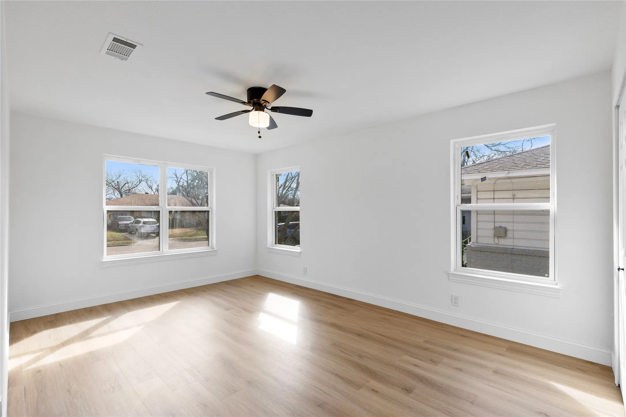 Single Family Residence For Sale in Dallas County , 3309 Tennessee Avenue, Dallas, Texas 75224, 4 Bedroom, 2 Bathroom, 2 Garage spaces, 2,021 Sqft, built in 1951, mls#21324096, Real Estate Agent in Dallas, Homes For Sale in Dallas county, Homes For Sale in Dallas, Realtor in Dallas Texas, Real Estate Brokerage Independent Realty Texas, Luminita Cordes Realtor