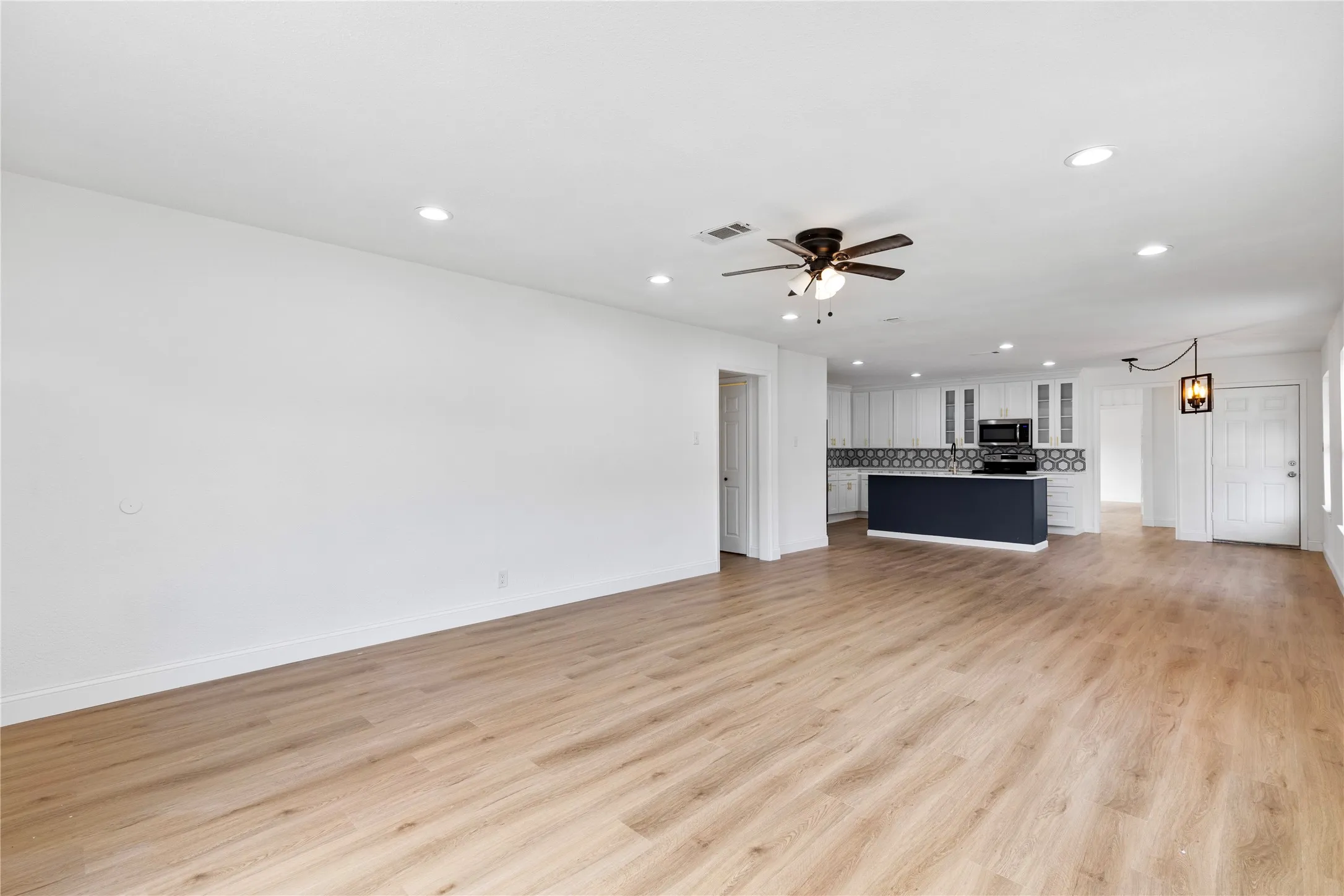 Single Family Residence For Sale in Dallas County , 3309 Tennessee Avenue, Dallas, Texas 75224, 4 Bedroom, 2 Bathroom, 2 Garage spaces, 2,021 Sqft, built in 1951, mls#21324096, Real Estate Agent in Dallas, Homes For Sale in Dallas county, Homes For Sale in Dallas, Realtor in Dallas Texas, Real Estate Brokerage Independent Realty Texas, Luminita Cordes Realtor