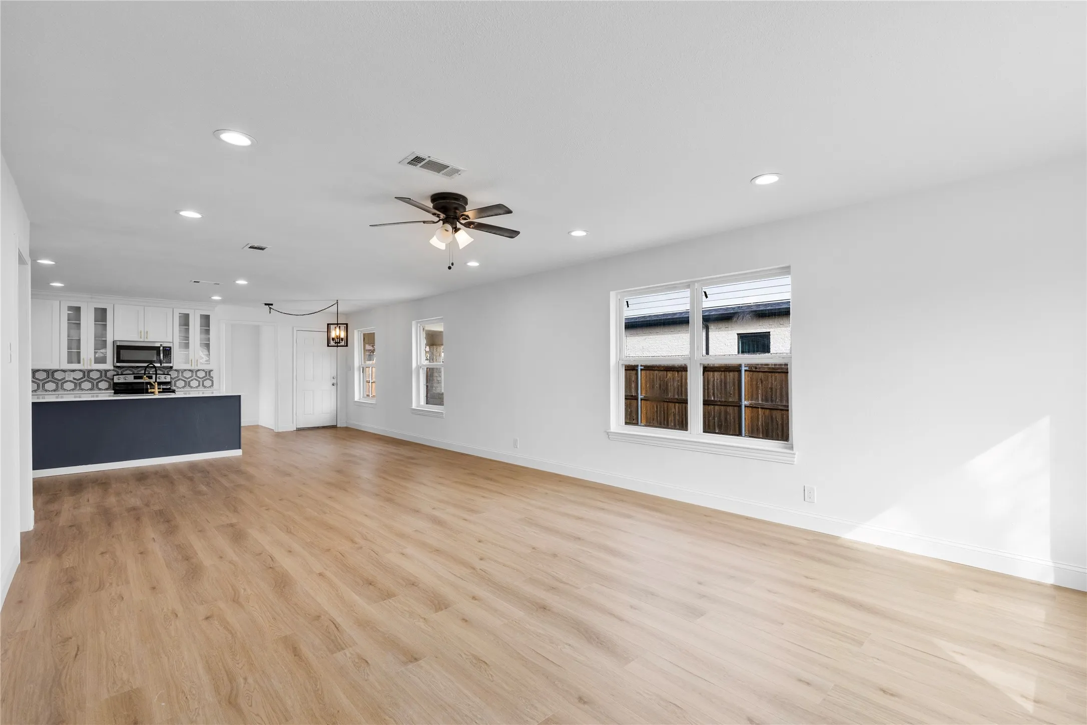 Single Family Residence For Sale in Dallas County , 3309 Tennessee Avenue, Dallas, Texas 75224, 4 Bedroom, 2 Bathroom, 2 Garage spaces, 2,021 Sqft, built in 1951, mls#21324096, Real Estate Agent in Dallas, Homes For Sale in Dallas county, Homes For Sale in Dallas, Realtor in Dallas Texas, Real Estate Brokerage Independent Realty Texas, Luminita Cordes Realtor