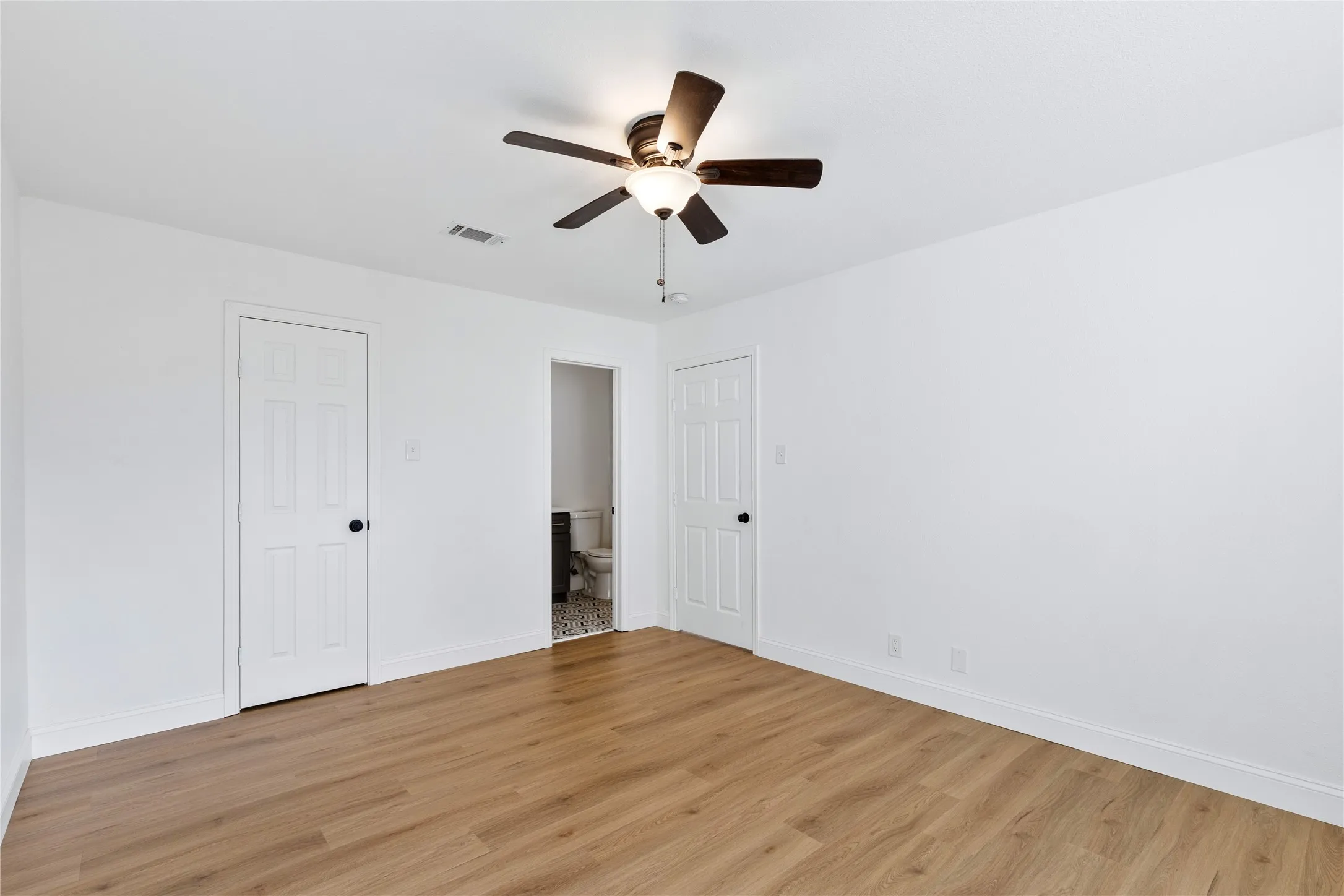 Single Family Residence For Sale in Dallas County , 3309 Tennessee Avenue, Dallas, Texas 75224, 4 Bedroom, 2 Bathroom, 2 Garage spaces, 2,021 Sqft, built in 1951, mls#21324096, Real Estate Agent in Dallas, Homes For Sale in Dallas county, Homes For Sale in Dallas, Realtor in Dallas Texas, Real Estate Brokerage Independent Realty Texas, Luminita Cordes Realtor
