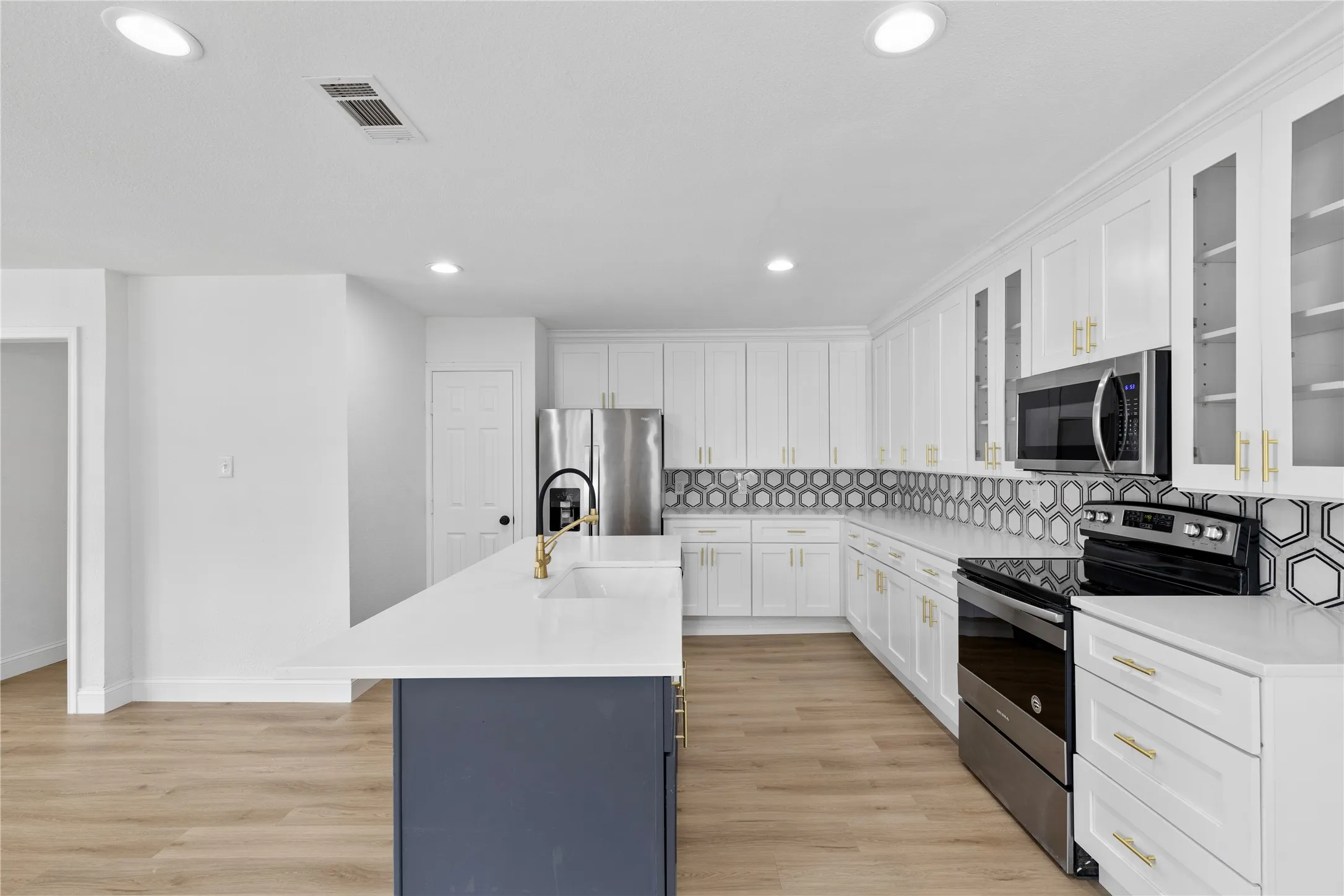 Single Family Residence For Sale in Dallas County , 3309 Tennessee Avenue, Dallas, Texas 75224, 4 Bedroom, 2 Bathroom, 2 Garage spaces, 2,021 Sqft, built in 1951, mls#21324096, Real Estate Agent in Dallas, Homes For Sale in Dallas county, Homes For Sale in Dallas, Realtor in Dallas Texas, Real Estate Brokerage Independent Realty Texas, Luminita Cordes Realtor