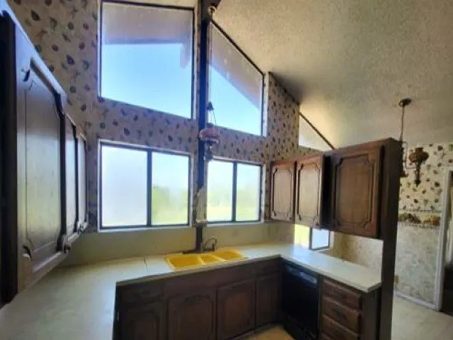 Single Family Residence For Sale in Young County , 306 Wade Street, Olney, Texas 76374, 4 Bedroom, 3 Bathroom, 2 Garage spaces, 3,457 Sqft, built in 1975, mls#21325596, Real Estate Agent in Olney, Homes For Sale in Young county, Homes For Sale in Olney, Realtor in Olney Texas, Real Estate Brokerage Independent Realty Texas, Luminita Cordes Realtor