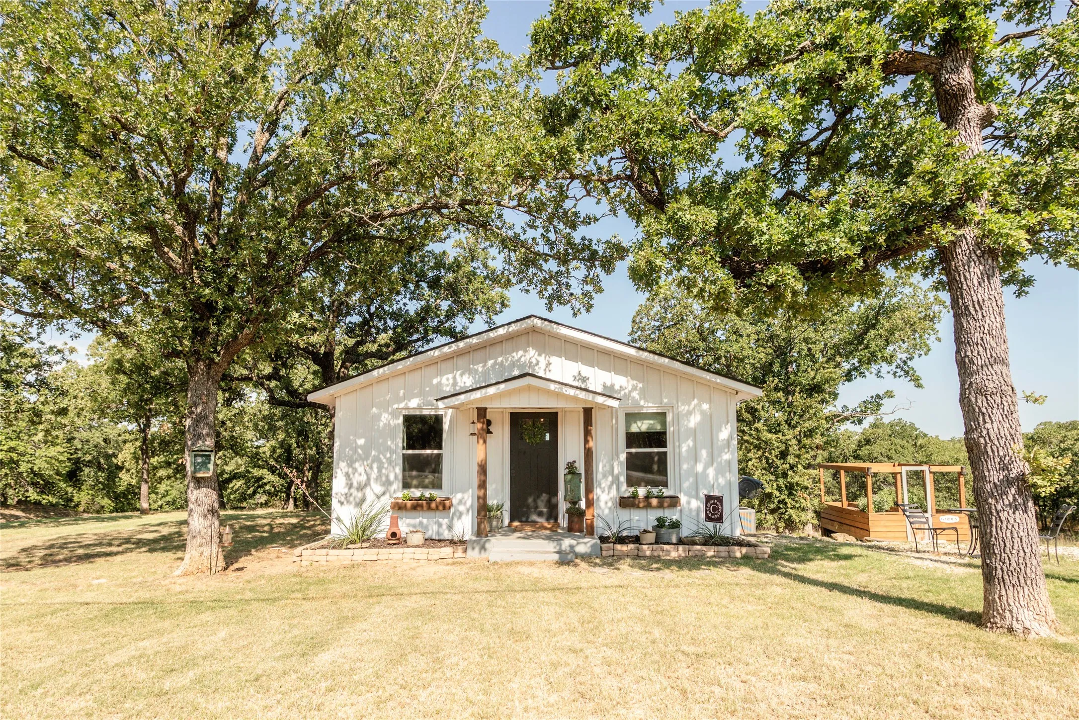 Single Family Residence For Sale in Montague County , 375 Nocona Drive, Nocona, Texas 76255, 3 Bedroom, 1 Bathroom, Garage spaces, 1,000 Sqft, built in 1950, mls#21326484, Real Estate Agent in Nocona, Homes For Sale in Montague county, Homes For Sale in Nocona, Realtor in Nocona Texas, Real Estate Brokerage Independent Realty Texas, Luminita Cordes Realtor