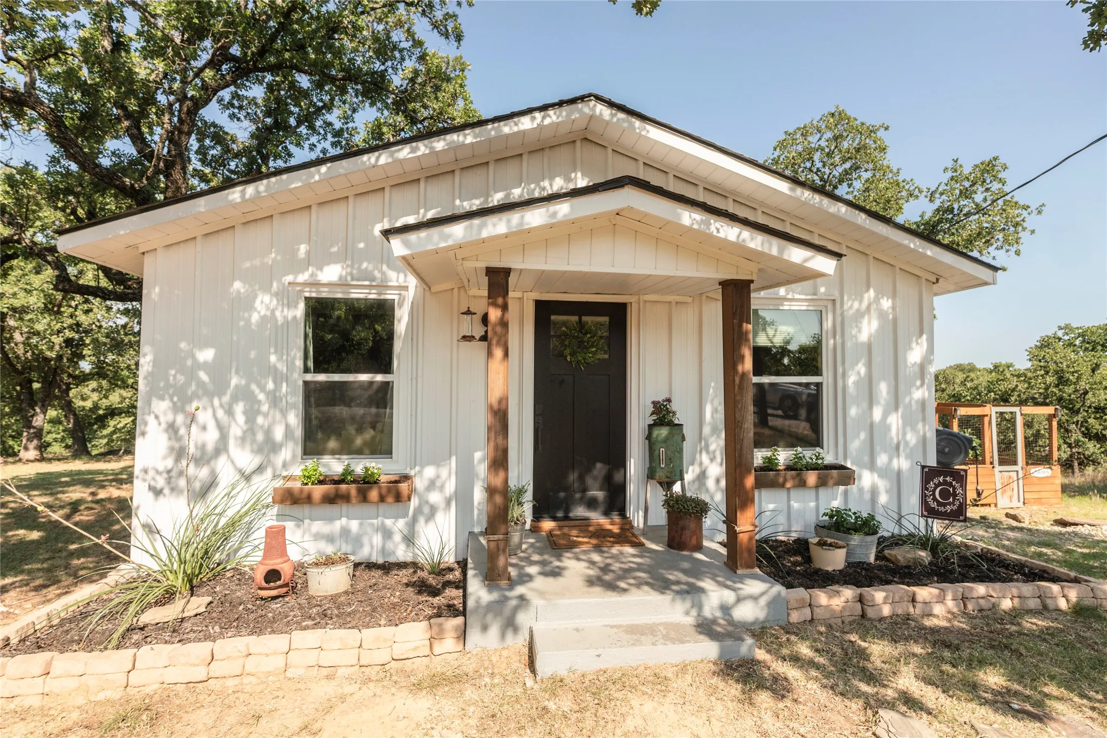 Single Family Residence For Sale in Montague County , 375 Nocona Drive, Nocona, Texas 76255, 3 Bedroom, 1 Bathroom, Garage spaces, 1,000 Sqft, built in 1950, mls#21326484, Real Estate Agent in Nocona, Homes For Sale in Montague county, Homes For Sale in Nocona, Realtor in Nocona Texas, Real Estate Brokerage Independent Realty Texas, Luminita Cordes Realtor