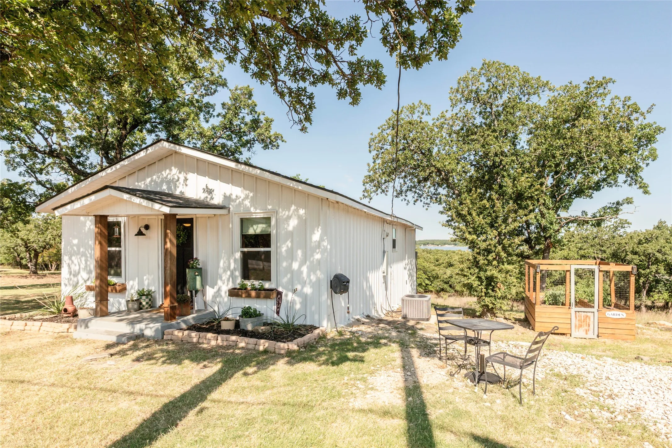 Single Family Residence For Sale in Montague County , 375 Nocona Drive, Nocona, Texas 76255, 3 Bedroom, 1 Bathroom, Garage spaces, 1,000 Sqft, built in 1950, mls#21326484, Real Estate Agent in Nocona, Homes For Sale in Montague county, Homes For Sale in Nocona, Realtor in Nocona Texas, Real Estate Brokerage Independent Realty Texas, Luminita Cordes Realtor