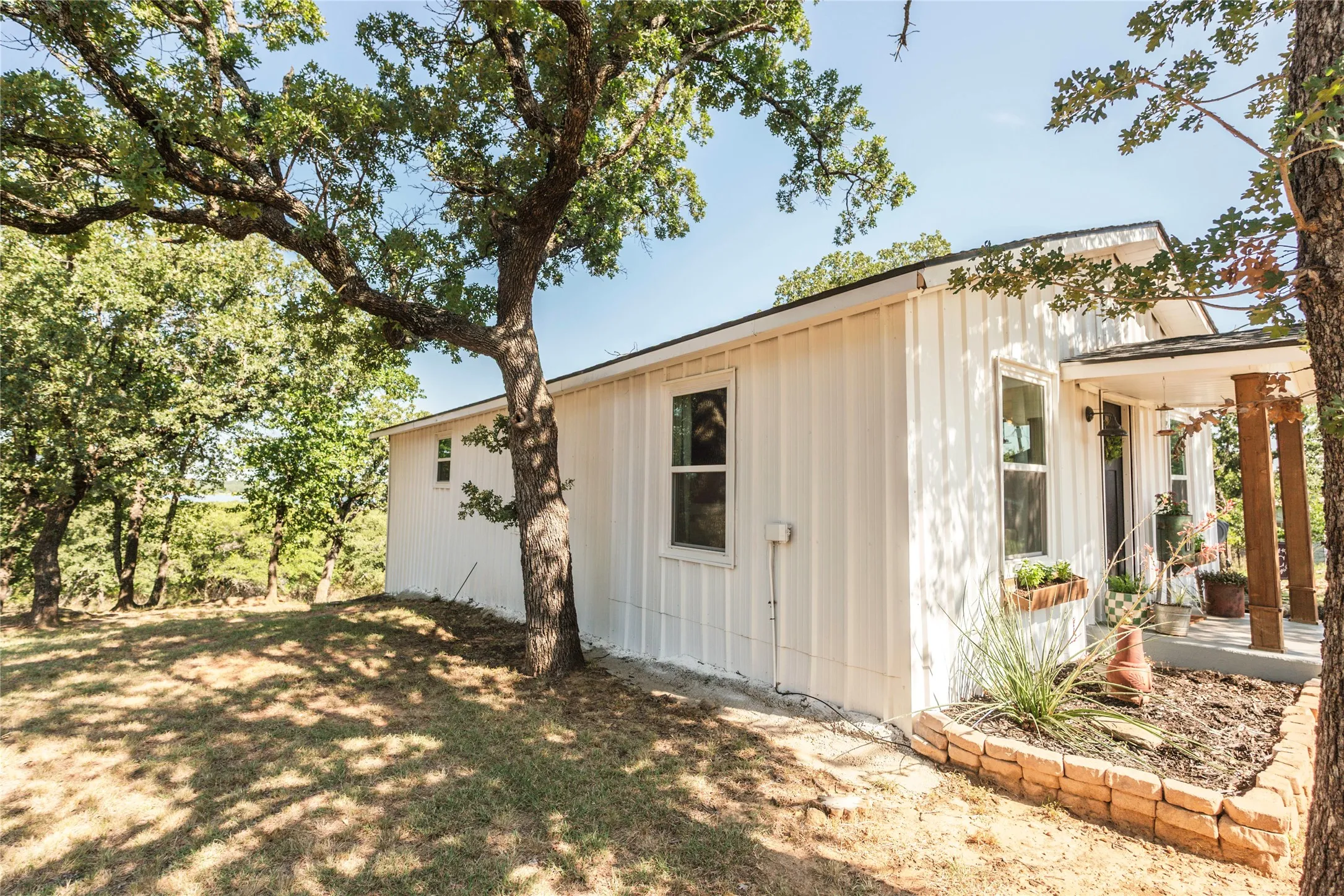 Single Family Residence For Sale in Montague County , 375 Nocona Drive, Nocona, Texas 76255, 3 Bedroom, 1 Bathroom, Garage spaces, 1,000 Sqft, built in 1950, mls#21326484, Real Estate Agent in Nocona, Homes For Sale in Montague county, Homes For Sale in Nocona, Realtor in Nocona Texas, Real Estate Brokerage Independent Realty Texas, Luminita Cordes Realtor