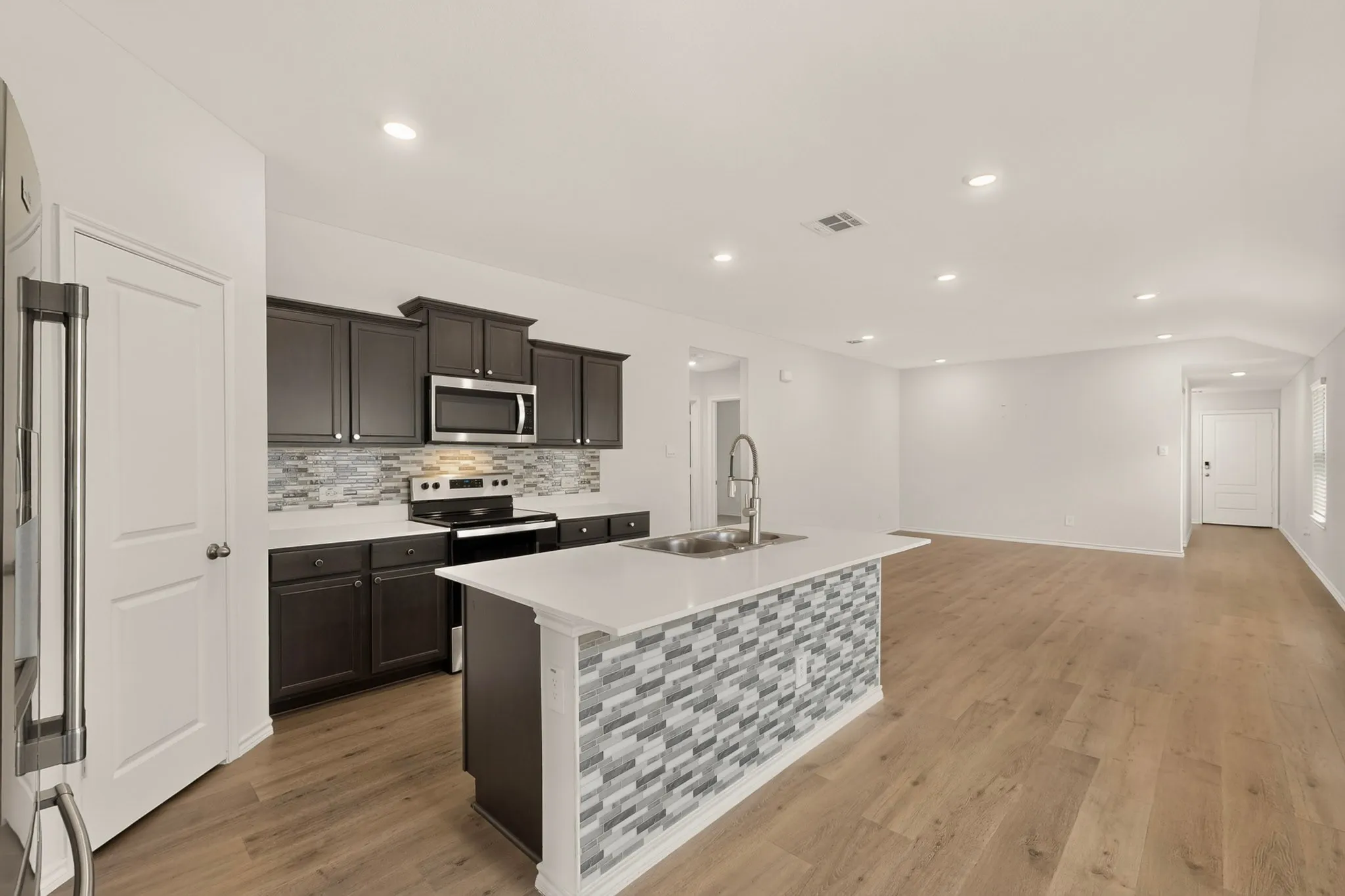 Single Family Residence For Sale in Rockwall County , 463 Vitex Drive, Royse City, Texas 75189, 3 Bedroom, 2 Bathroom, 2 Garage spaces, 1,543 Sqft, built in 2023, mls#21326428, Real Estate Agent in Royse City, Homes For Sale in Rockwall county, Homes For Sale in Royse City, Realtor in Royse City Texas, Real Estate Brokerage Independent Realty Texas, Luminita Cordes Realtor