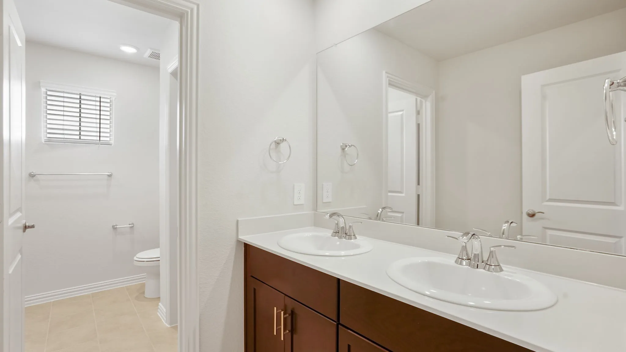  Photo is not of the actual home, but is an inspirational photo of builder’s model home and may depict options, furnishings, and/or decorator features that are not included.
