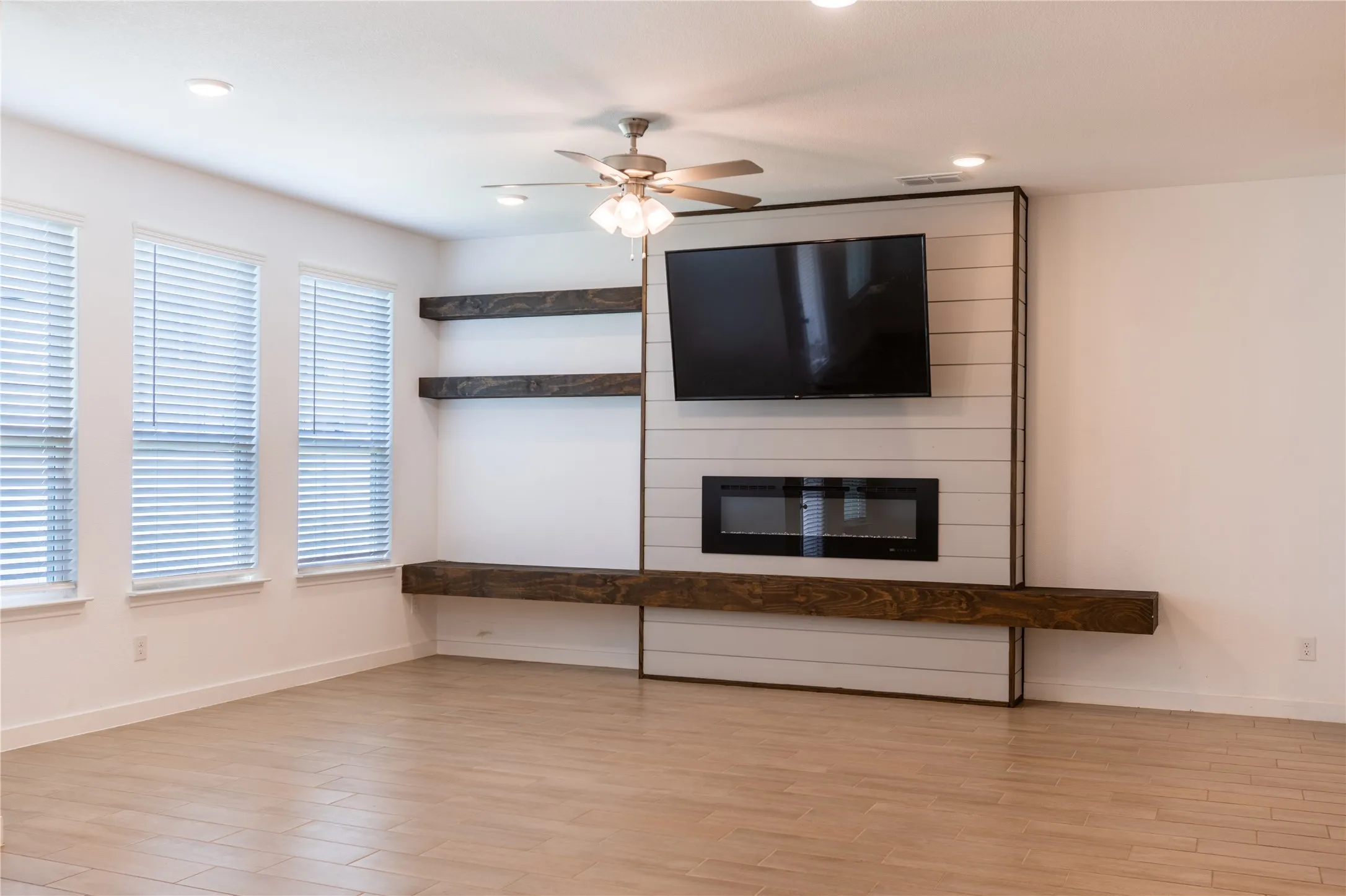 Single Family Residence For Sale in Denton County , 5945 Revere Drive, Providence Village, Texas 76227, 3 Bedroom, 2 Bathroom, 2 Garage spaces, 1,881 Sqft, built in 2023, mls#21326568, Real Estate Agent in Providence Village, Homes For Sale in Denton county, Homes For Sale in Providence Village, Realtor in Providence Village Texas, Real Estate Brokerage Independent Realty Texas, Luminita Cordes Realtor