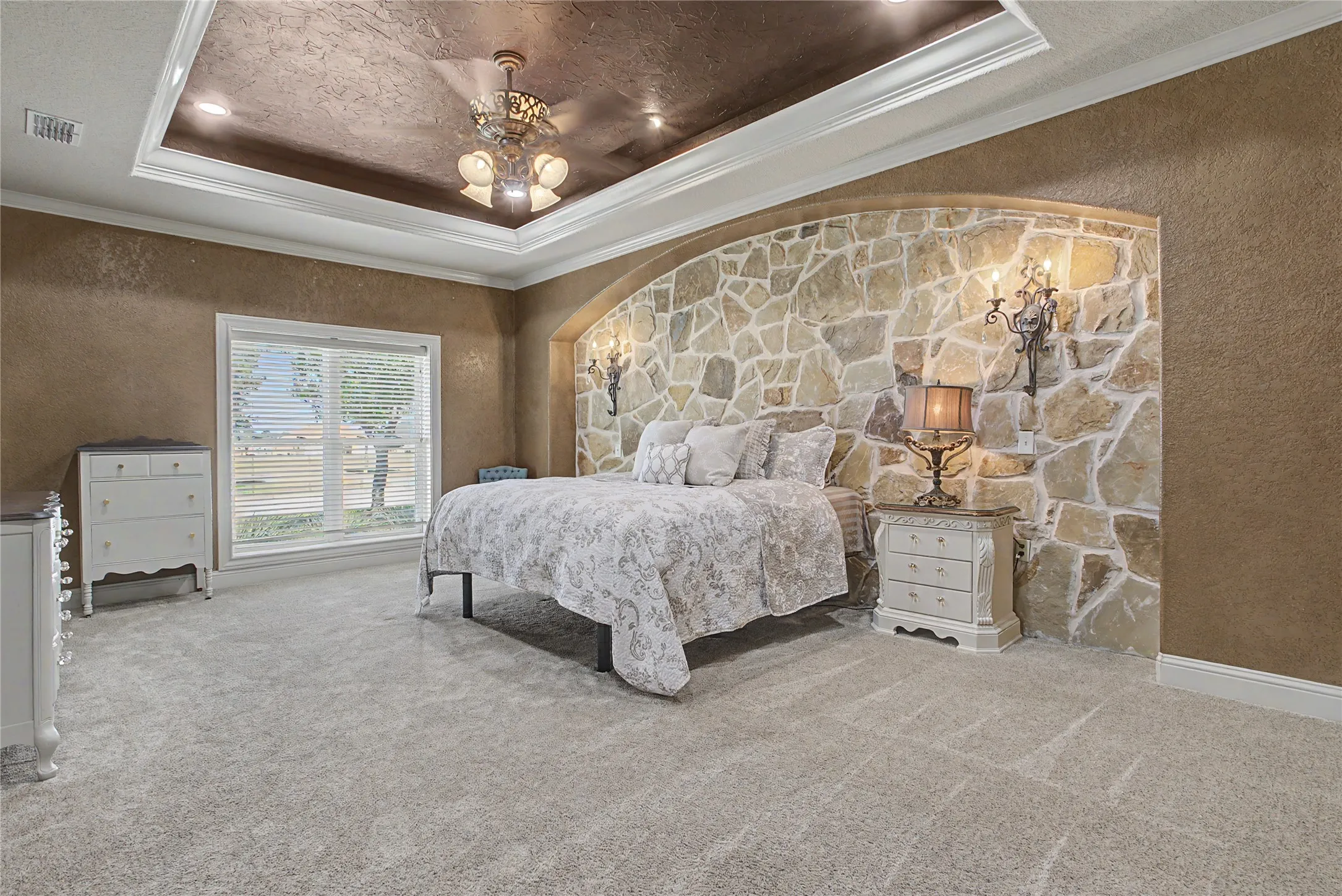 Single Family Residence For Sale in Taylor County , 6815 Hardwick Road, Abilene, Texas 79606, 5 Bedroom, 4 Bathroom, 3 Garage spaces, 5,426 Sqft, built in 2003, Price $1,250,000, mls#21325375, Real Estate Agent in Abilene, Homes For Sale in Taylor county, Homes For Sale in Abilene, Realtor in Abilene Texas, Real Estate Brokerage Independent Realty Texas, Luminita Cordes Realtor