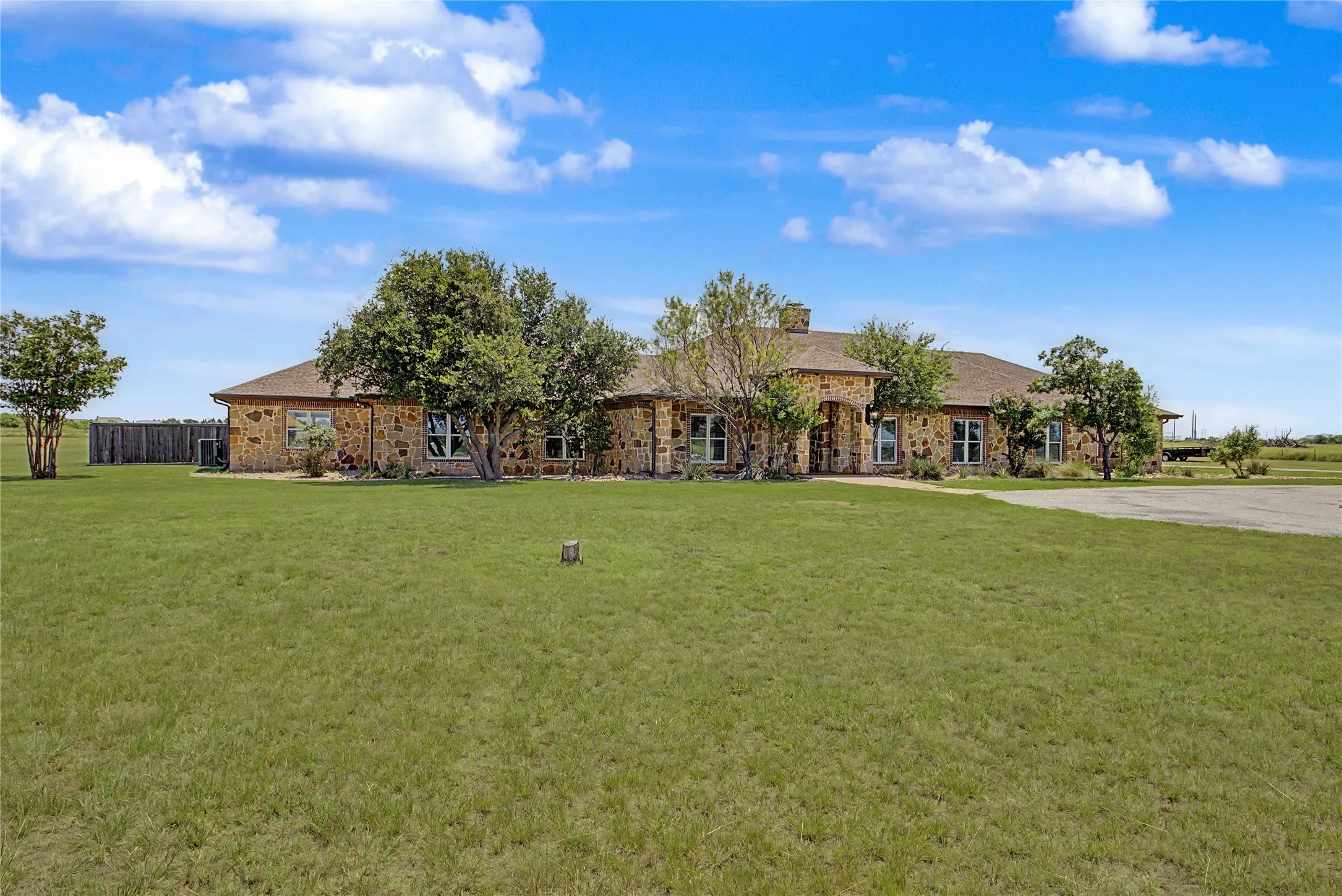 Single Family Residence For Sale in Taylor County , 6815 Hardwick Road, Abilene, Texas 79606, 5 Bedroom, 4 Bathroom, 3 Garage spaces, 5,426 Sqft, built in 2003, Price $1,250,000, mls#21325375, Real Estate Agent in Abilene, Homes For Sale in Taylor county, Homes For Sale in Abilene, Realtor in Abilene Texas, Real Estate Brokerage Independent Realty Texas, Luminita Cordes Realtor