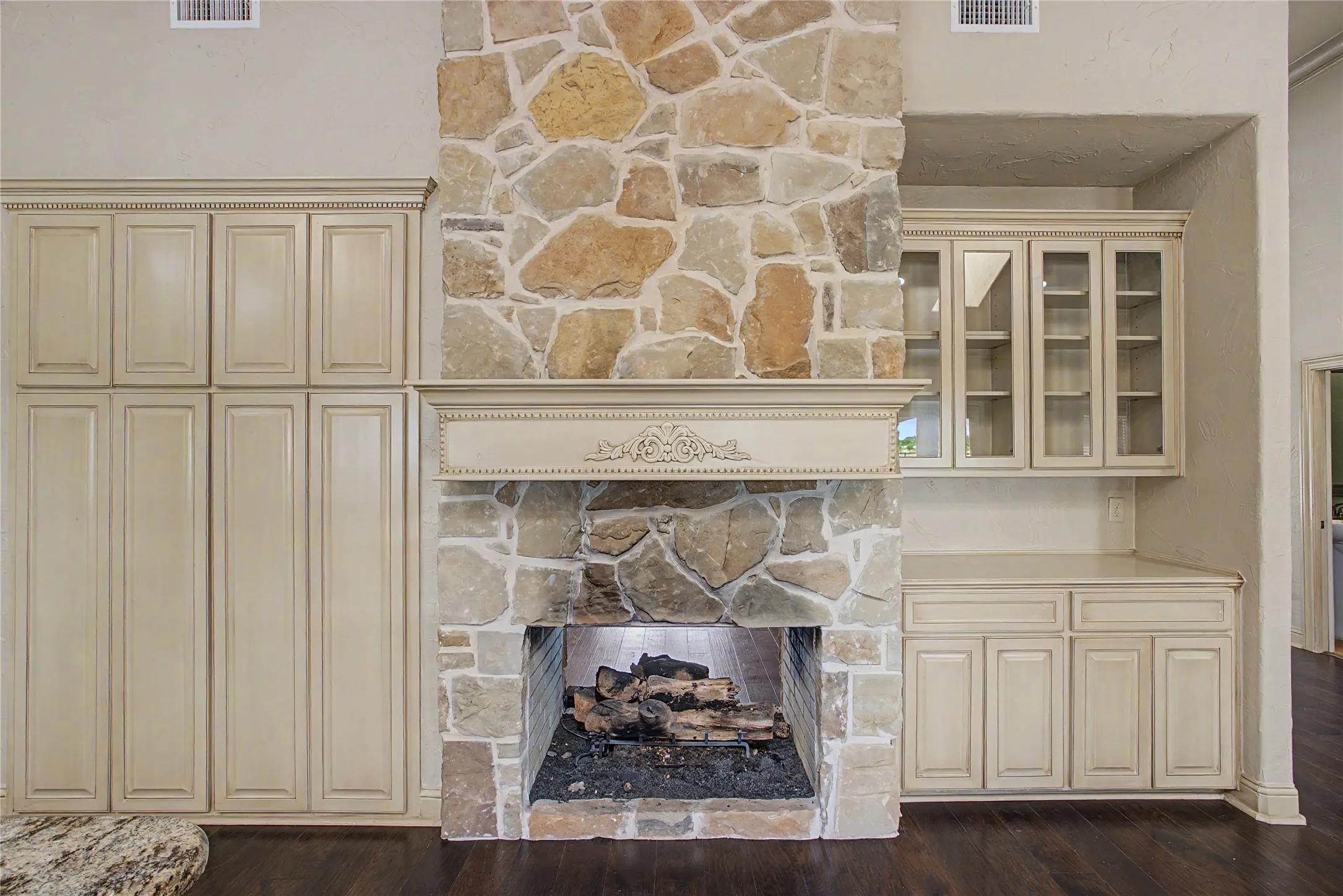 Single Family Residence For Sale in Taylor County , 6815 Hardwick Road, Abilene, Texas 79606, 5 Bedroom, 4 Bathroom, 3 Garage spaces, 5,426 Sqft, built in 2003, Price $1,250,000, mls#21325375, Real Estate Agent in Abilene, Homes For Sale in Taylor county, Homes For Sale in Abilene, Realtor in Abilene Texas, Real Estate Brokerage Independent Realty Texas, Luminita Cordes Realtor