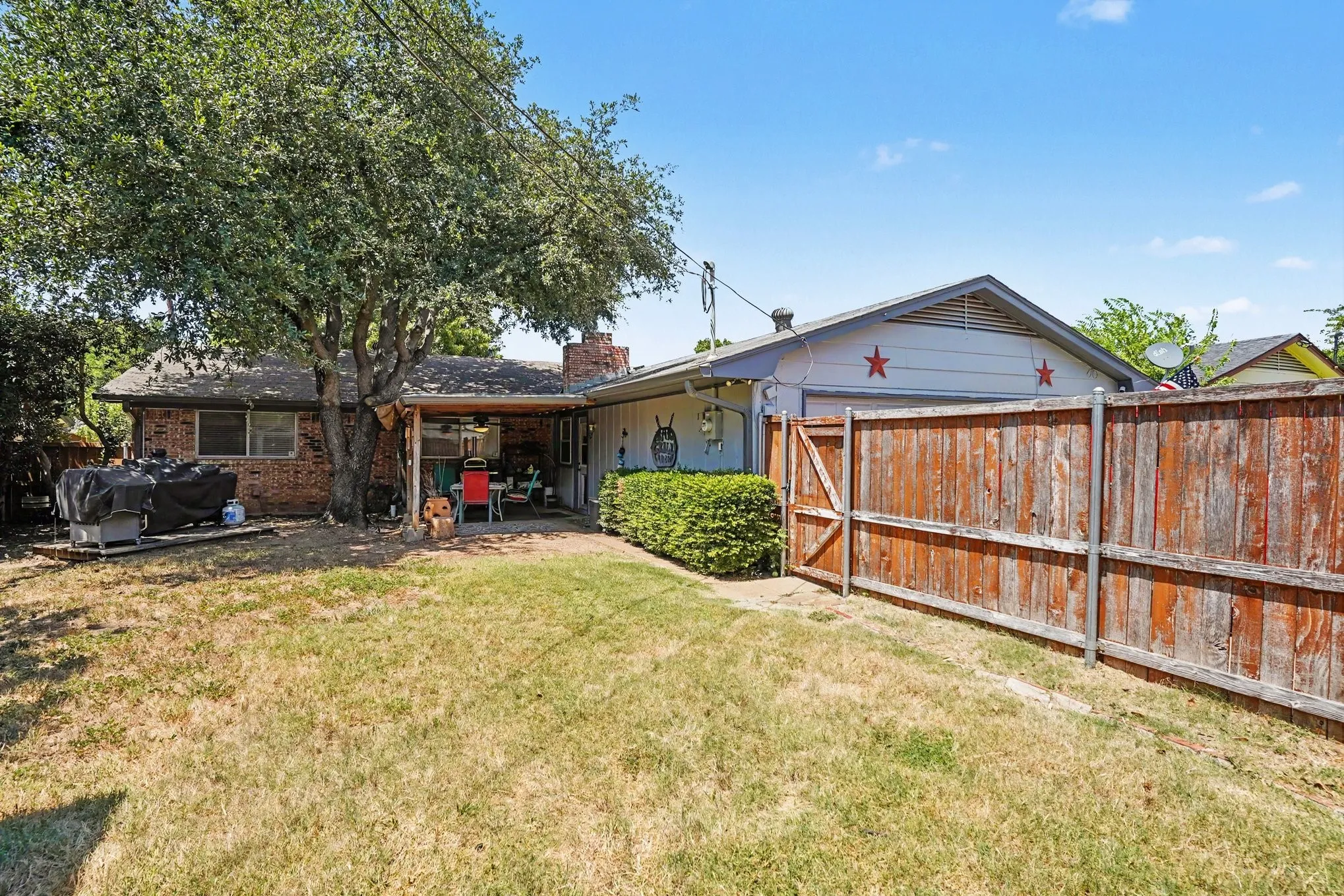 Single Family Residence For Sale in Dallas County , 3610 Chime Street, Irving, Texas 75062, 3 Bedroom, 2 Bathroom, 2 Garage spaces, 1,416 Sqft, built in 1967, mls#21325608, Real Estate Agent in Irving, Homes For Sale in Dallas county, Homes For Sale in Irving, Realtor in Irving Texas, Real Estate Brokerage Independent Realty Texas, Luminita Cordes Realtor