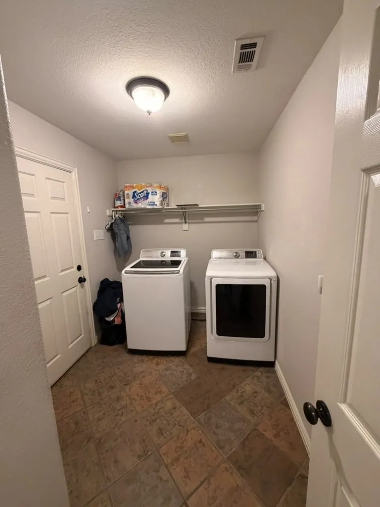 Single Family Residence For Sale in Denton County , 1012 porter place, Sanger, Texas 76266, 3 Bedrooms, 2 Bathrooms, 2 Garage spaces, 1,485 Sqft, built in 2003, Price $310,000, mls#21326575, Real Estate Agent in Sanger, Homes For Sale in Denton county, Homes For Sale in Sanger, Realtor in Sanger Texas, Real Estate Brokerage Independent Realty Texas, Luminita Cordes Realtor