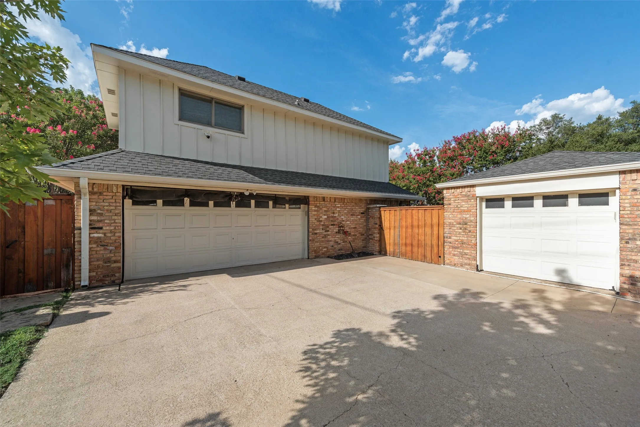 Single Family Residence For Sale in Dallas County , 6902 Deloache Avenue, Dallas, Texas 75225, 4 Bedroom, 3 Bathroom, 3 Garage spaces, 3,028 Sqft, built in 1979, mls#21325756, Real Estate Agent in Dallas, Homes For Sale in Dallas county, Homes For Sale in Dallas, Realtor in Dallas Texas, Real Estate Brokerage Independent Realty Texas, Luminita Cordes Realtor