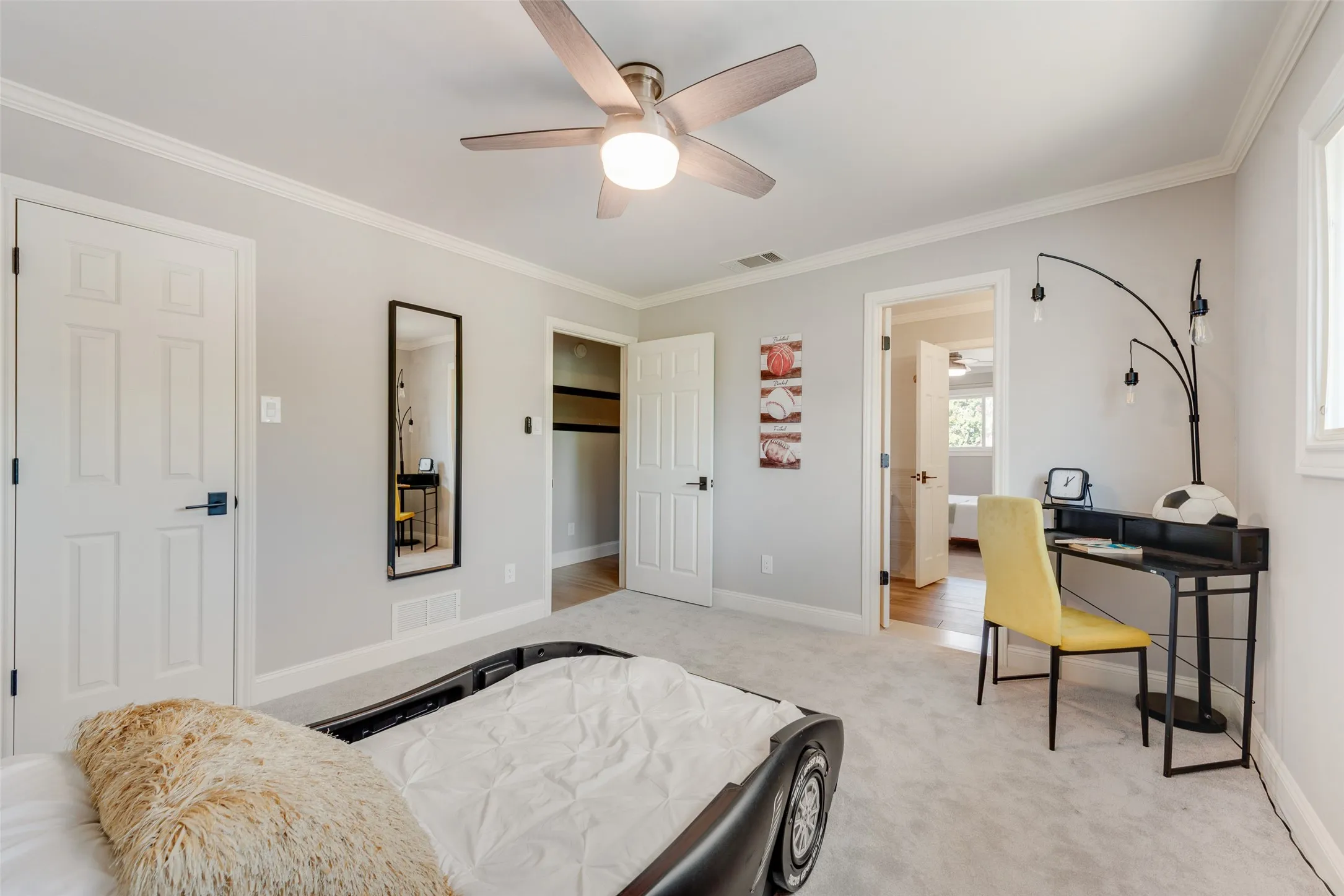 Single Family Residence For Sale in Dallas County , 6902 Deloache Avenue, Dallas, Texas 75225, 4 Bedroom, 3 Bathroom, 3 Garage spaces, 3,028 Sqft, built in 1979, mls#21325756, Real Estate Agent in Dallas, Homes For Sale in Dallas county, Homes For Sale in Dallas, Realtor in Dallas Texas, Real Estate Brokerage Independent Realty Texas, Luminita Cordes Realtor